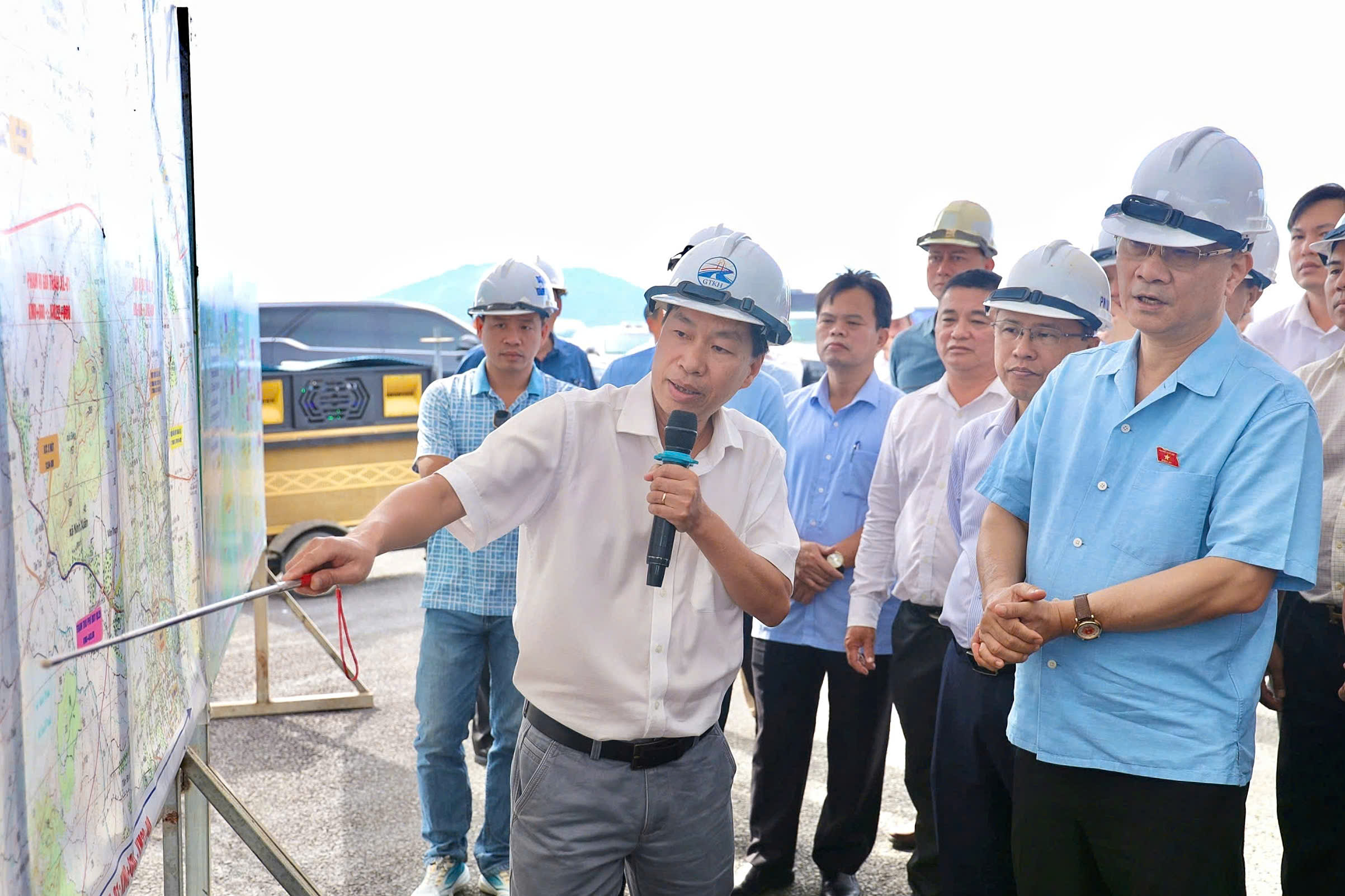 Phó chủ tịch Quốc hội kiểm tra tiến độ hai cao tốc trọng  tại Khánh Hòa - Ảnh 1.