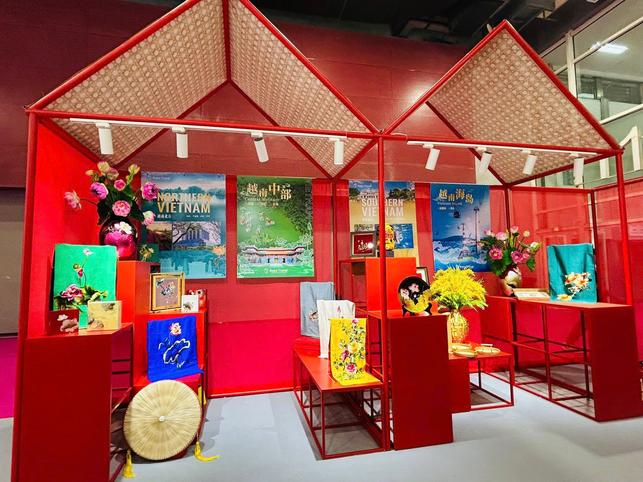 Casa de Exposições do Vietnã na Semana do Livro da China - Foto 1. Nhà Triển lãm Việt Nam tại Tuần lễ sách Trung Quốc- Ảnh 1.