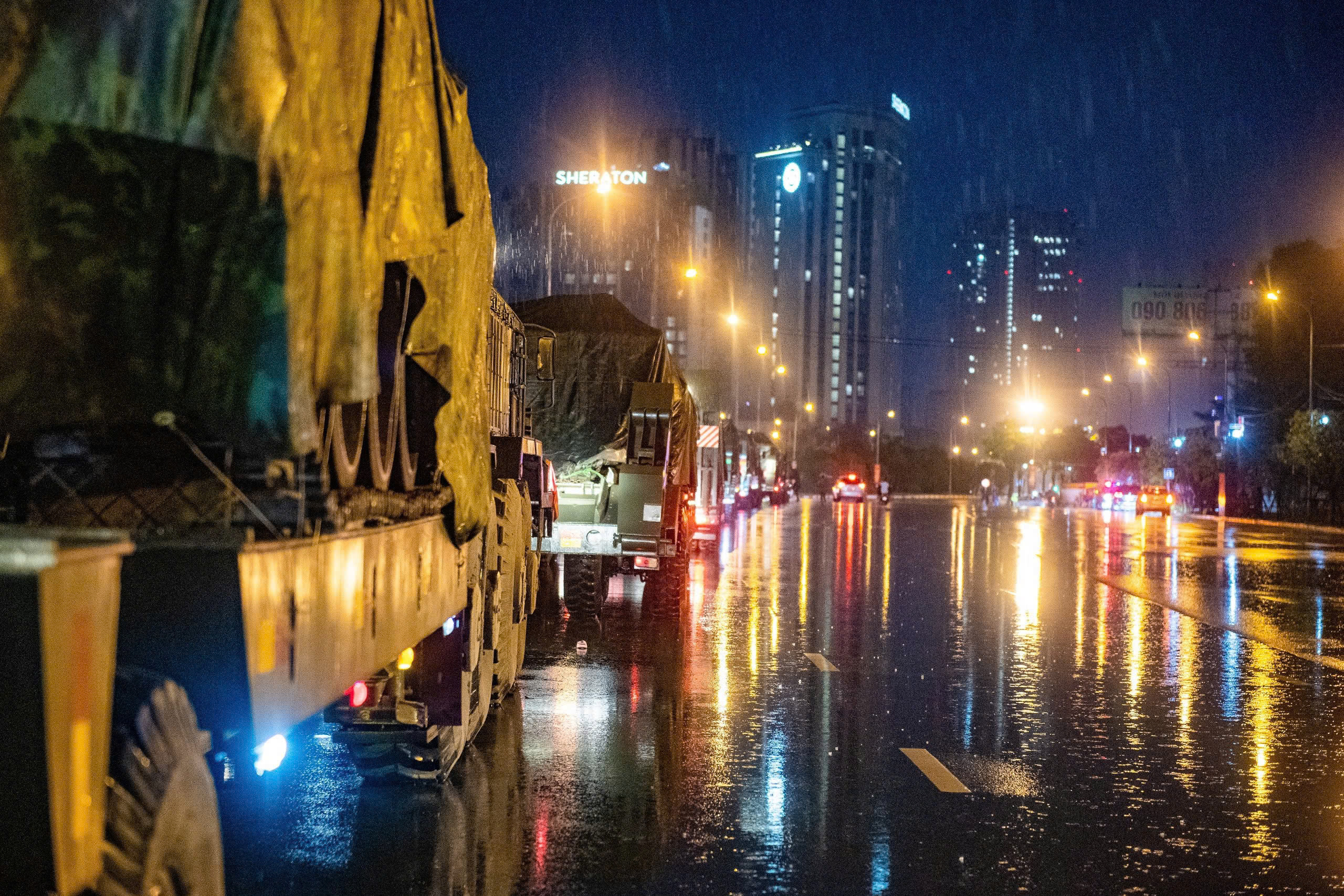 Dàn khí tài tham gia nhiệm vụ A80 tập kết về trung tâm Hà Nội trong đêm - Ảnh 4.