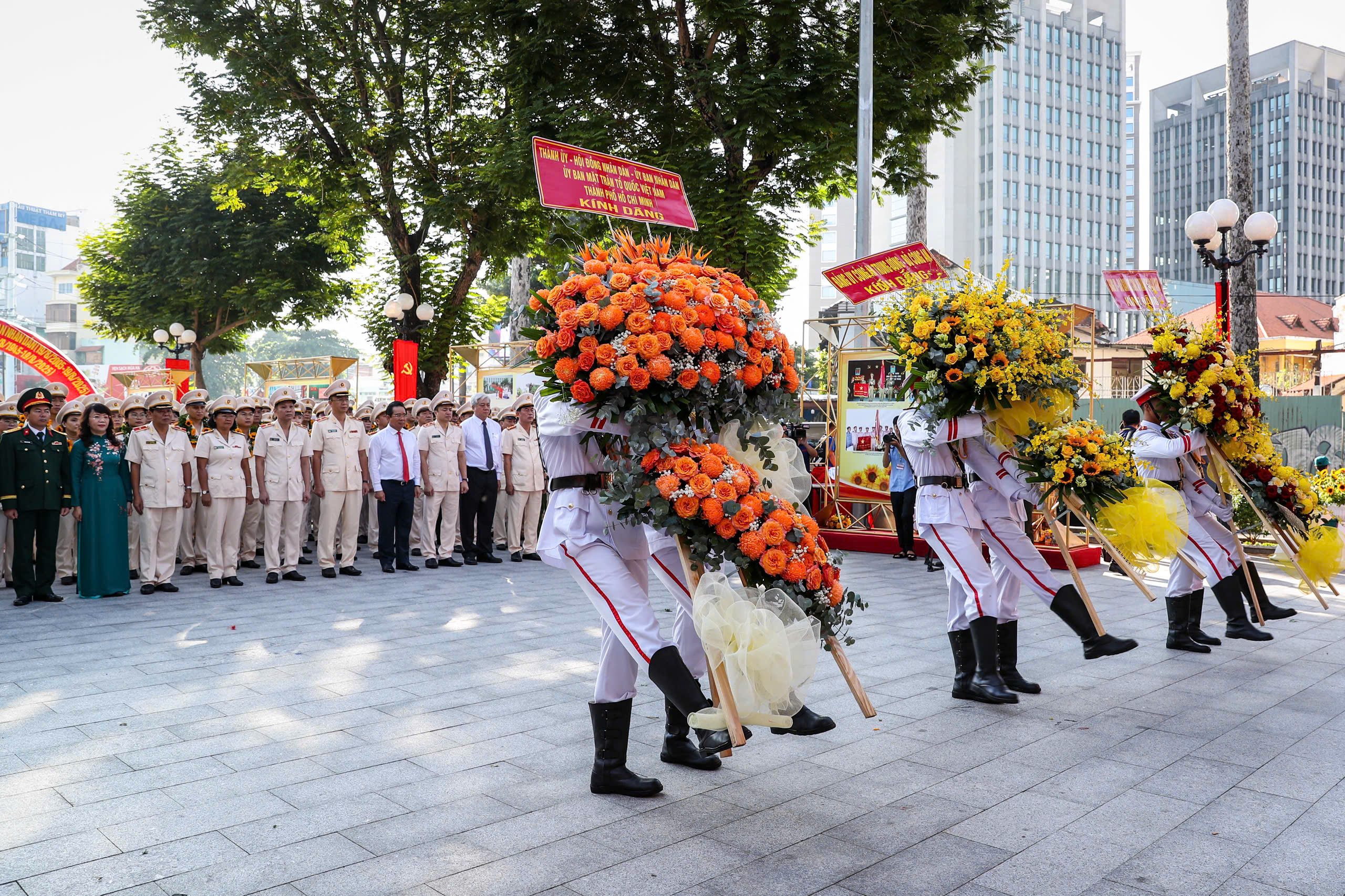 Công an TP.HCM dâng hoa ở Tượng đài Công an nhân dân - Ảnh 3.