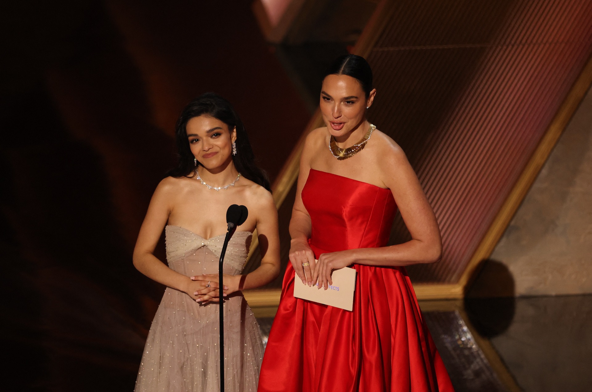 Gal Gadot viní politiku z neúspěchu filmu „Sněhurka“ v kinech - Foto 1. Gal Gadot đổ lỗi vì chính trị nên 'Bạch Tuyết' thất bại tại phòng vé- Ảnh 1.