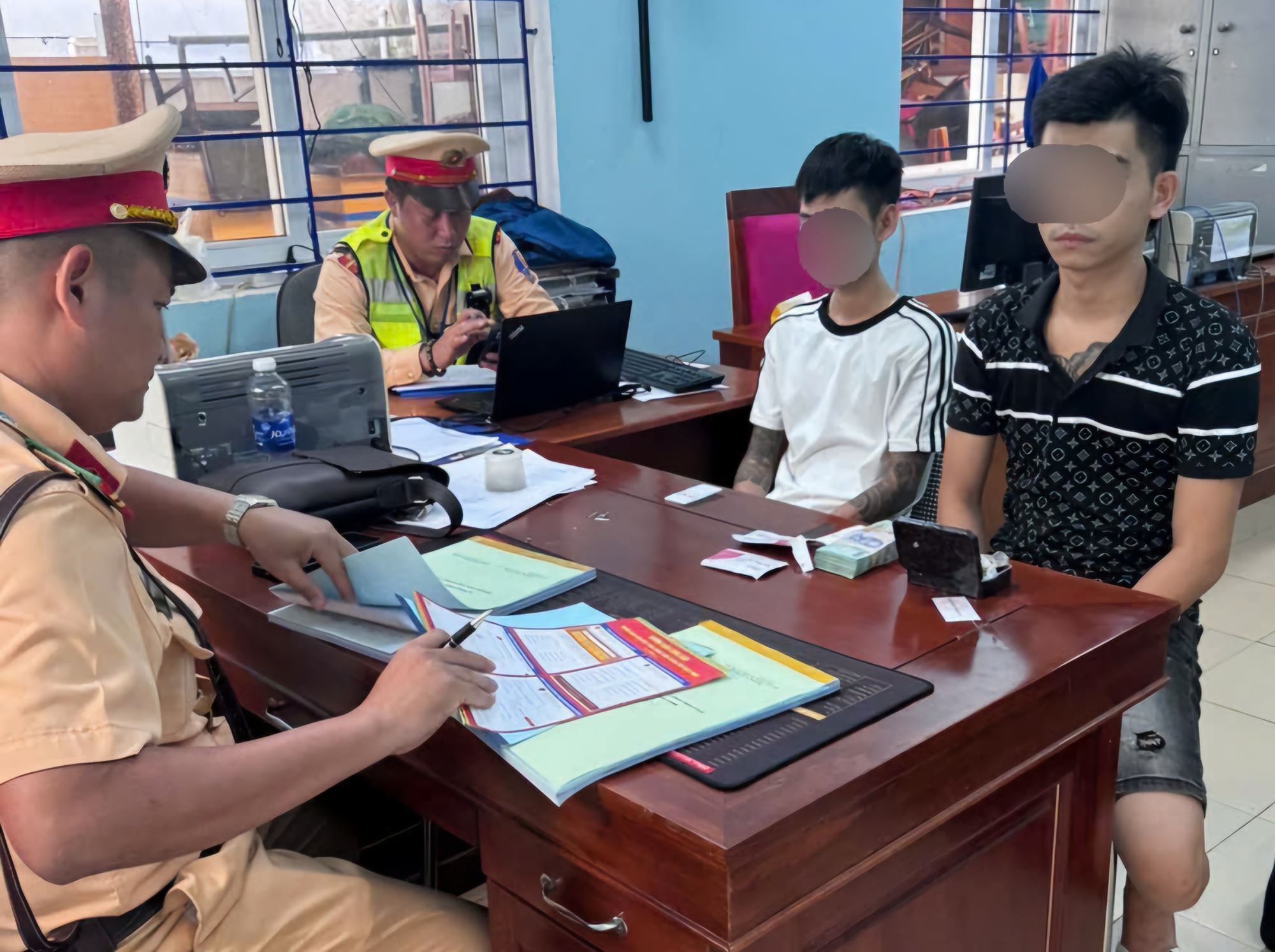 Đà Nẵng: Truy đuổi ô tô thông chốt CSGT, phát hiện 2 người dương tính ma túy- Ảnh 2.