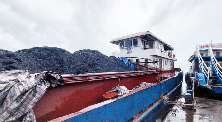 Ba tàu chìm liên tiếp trên biển Quảng Ninh, 15 thuyền viên thoát nạn trong gang tấc  - Ảnh 1.
