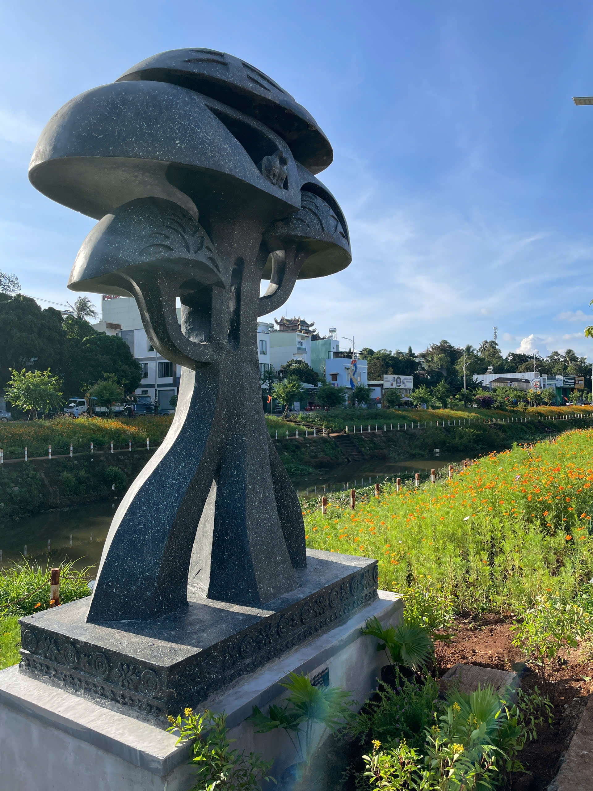 Skulpturkunst forteller historier om Gia Lai-landet og menneskene - Bilde 2. Nghệ thuật điêu khắc kể chuyện đất và người Gia Lai- Ảnh 2.