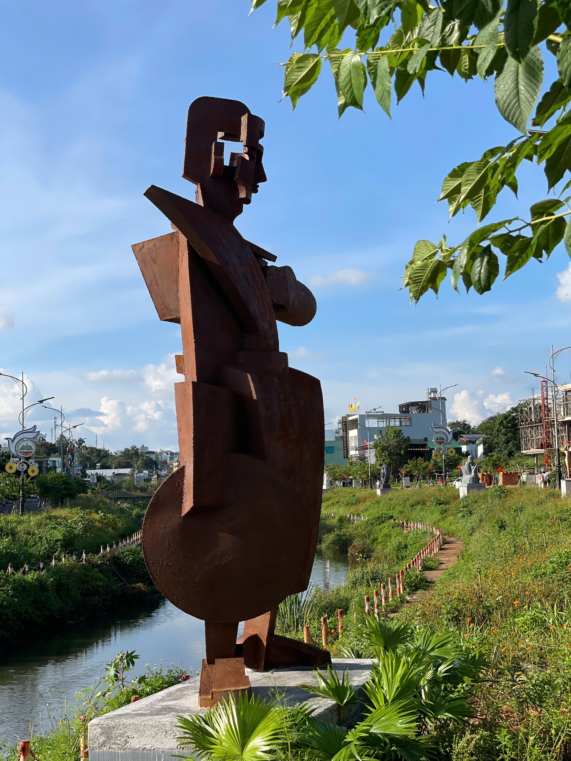 Skulpturkunst forteller historier om Gia Lai-landet og menneskene - Bilde 4. Nghệ thuật điêu khắc kể chuyện đất và người Gia Lai- Ảnh 4.