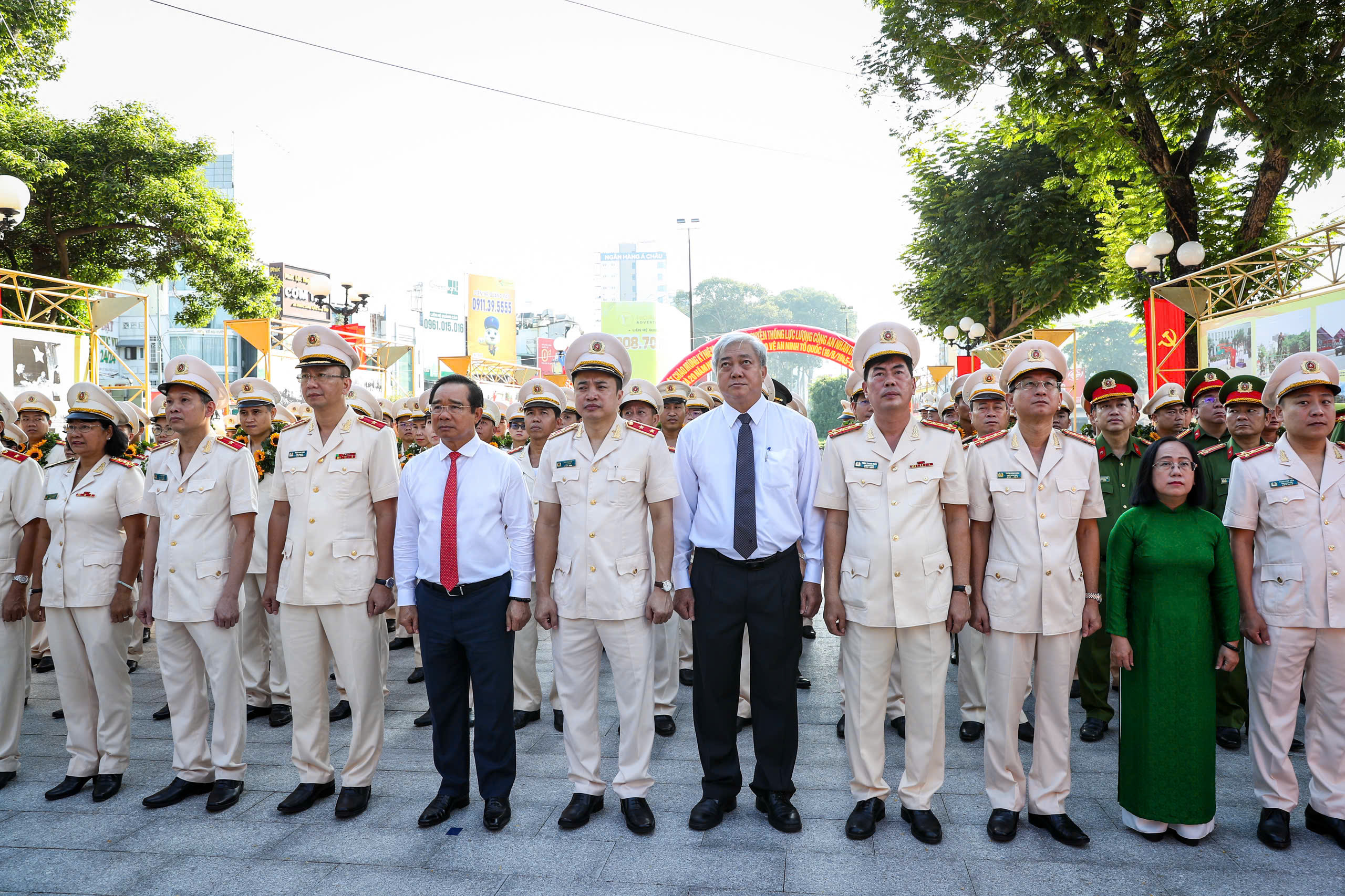 Công an TP.HCM dâng hoa ở Tượng đài Công an nhân dân - Ảnh 2.