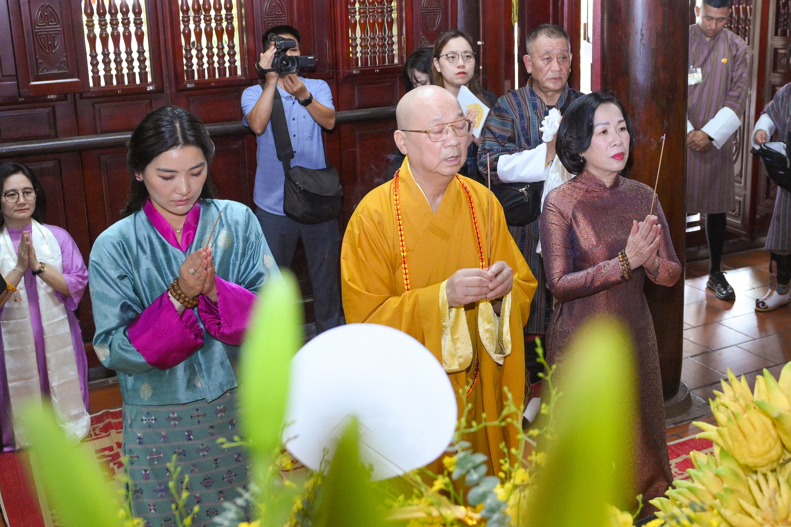 Phu nhân Chủ tịch nước và Hoàng hậu Bhutan thăm chùa Trấn Quốc tại Hà Nội - Ảnh 5.