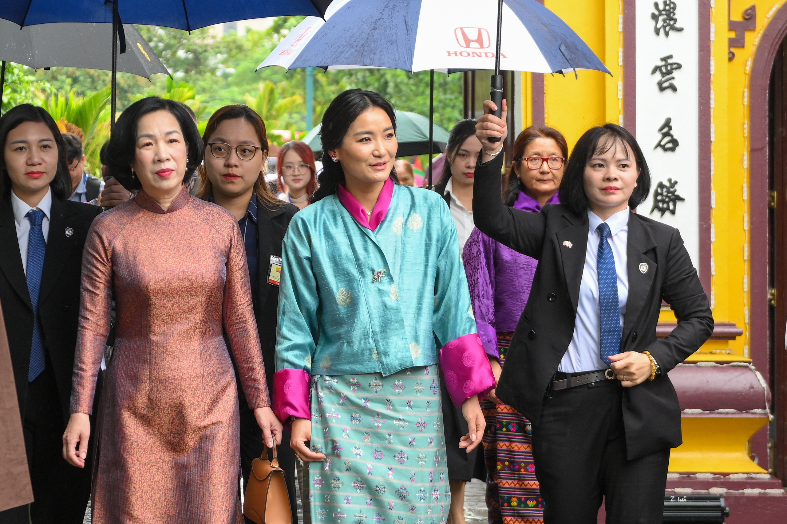 Phu nhân Chủ tịch nước và Hoàng hậu Bhutan thăm chùa Trấn Quốc tại Hà Nội - Ảnh 1.