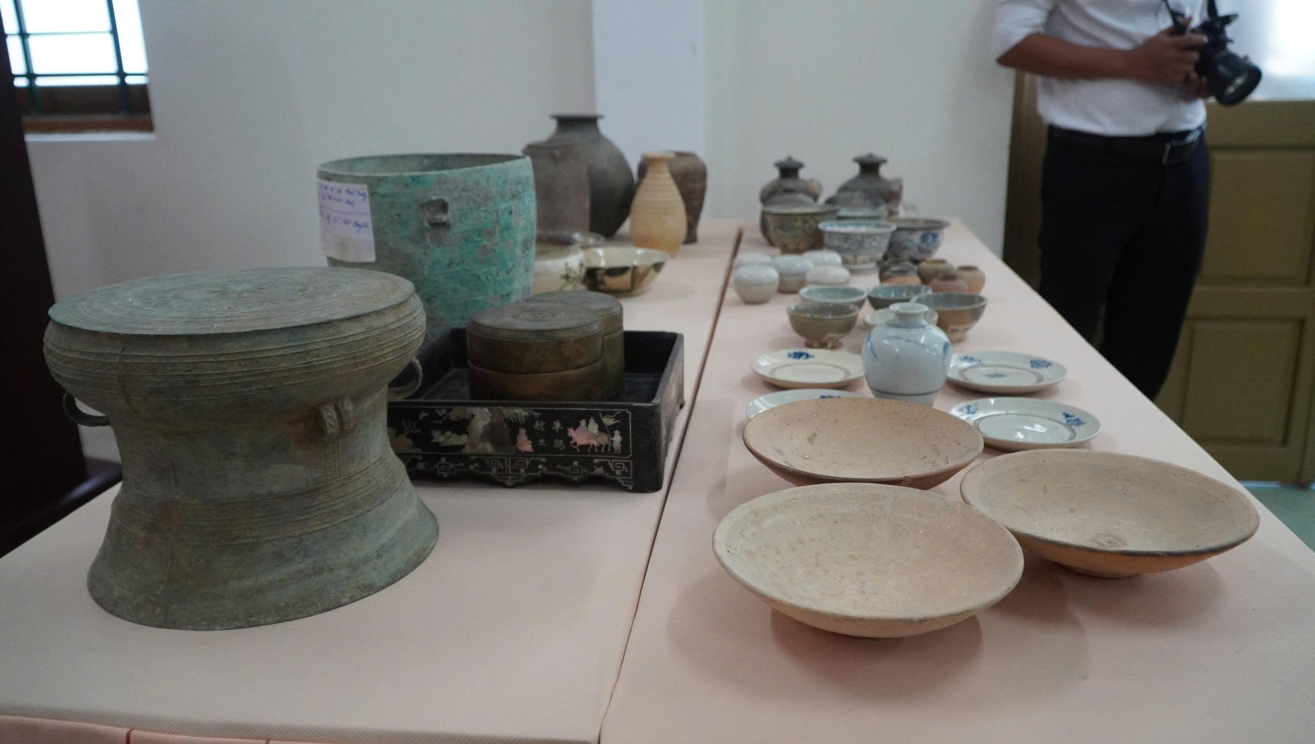 Het Historisch Museum van de Stad Hue ontvangt meer dan 1.400 documenten en artefacten - Foto 2. Bảo tàng Lịch sử TP.Huế tiếp nhận thêm hơn 1.400 tư liệu, hiện vật- Ảnh 2.