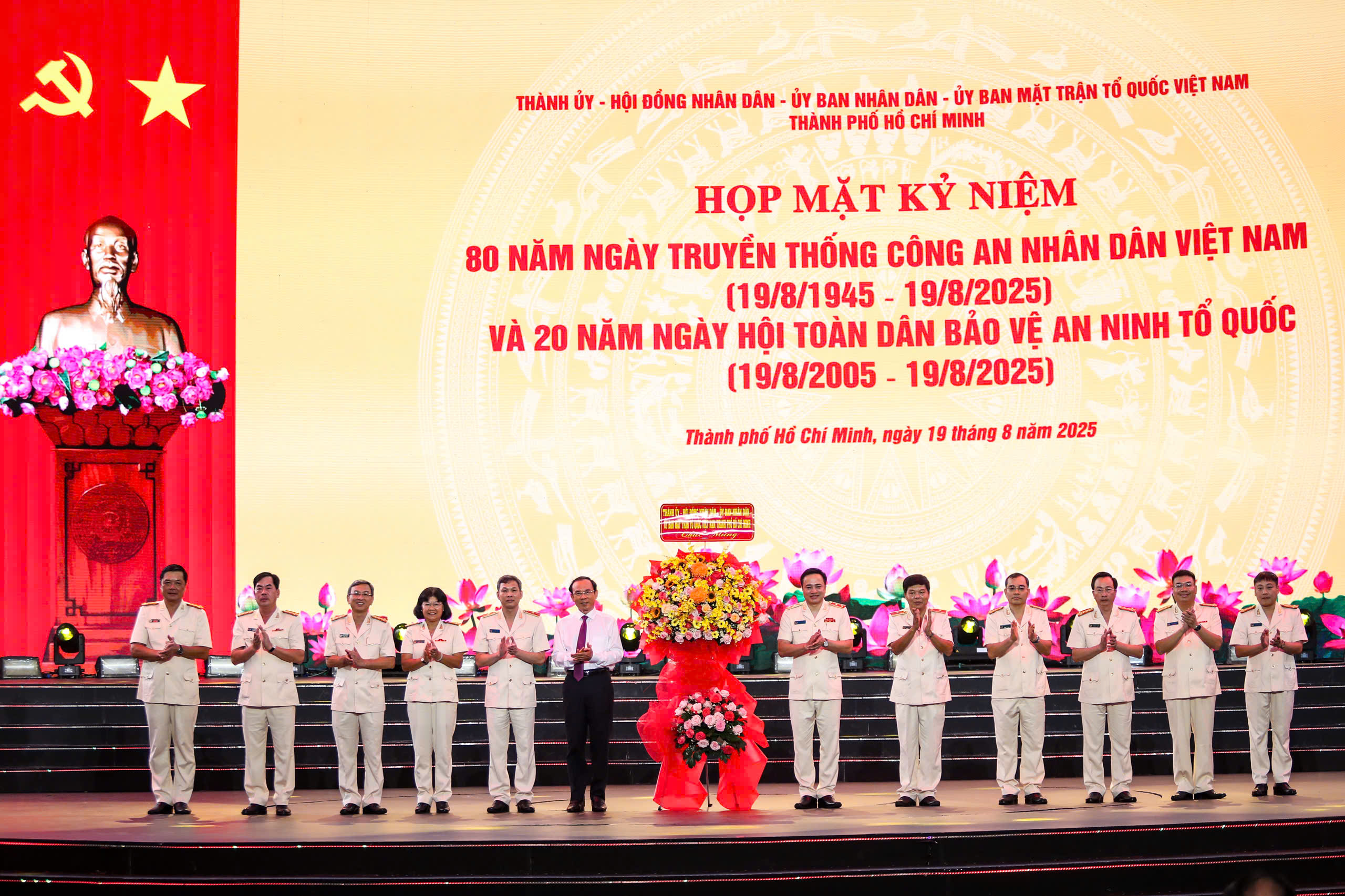 Công an TP.HCM họp mặt kỷ niệm 80 năm ngày truyền thống CAND - Ảnh 1.