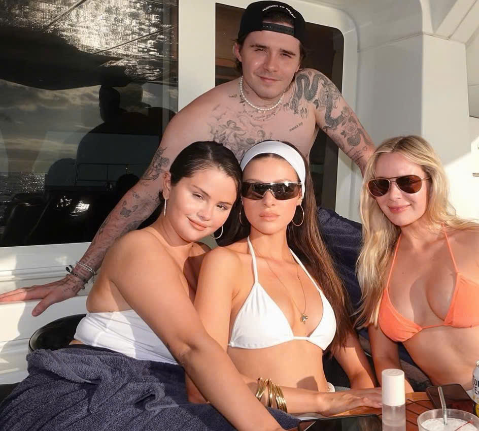 Selena Gomez 'quay lưng' với vợ chồng Brooklyn Beckham  - Ảnh 1.