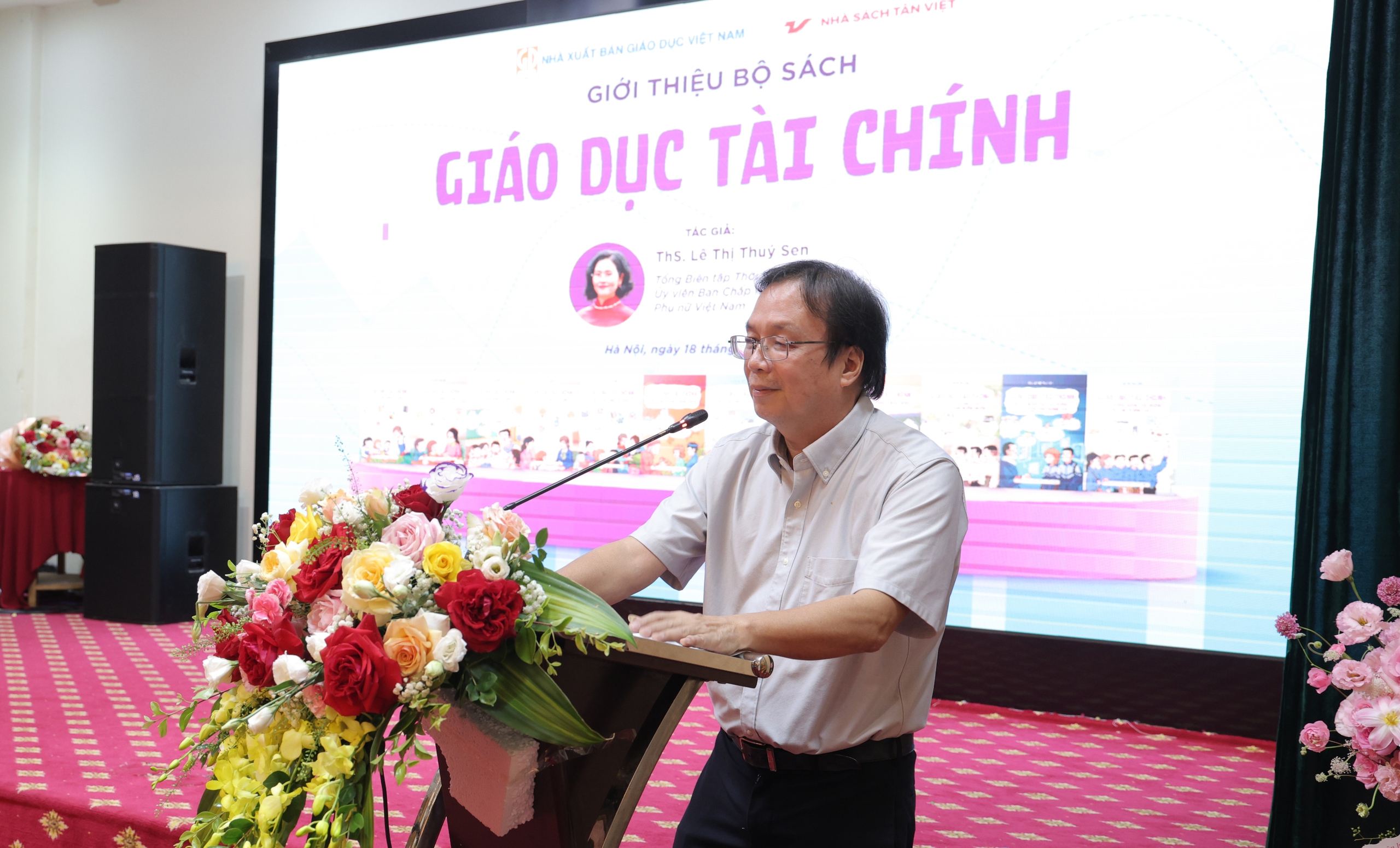 NXBGDVN memperkenalkan seri buku Pendidikan Keuangan untuk siswa kelas 1 hingga 12 - Foto 3. NXBGDVN giới thiệu bộ sách Giáo dục tài chính cho học sinh lớp 1 đến 12 - Ảnh 3.