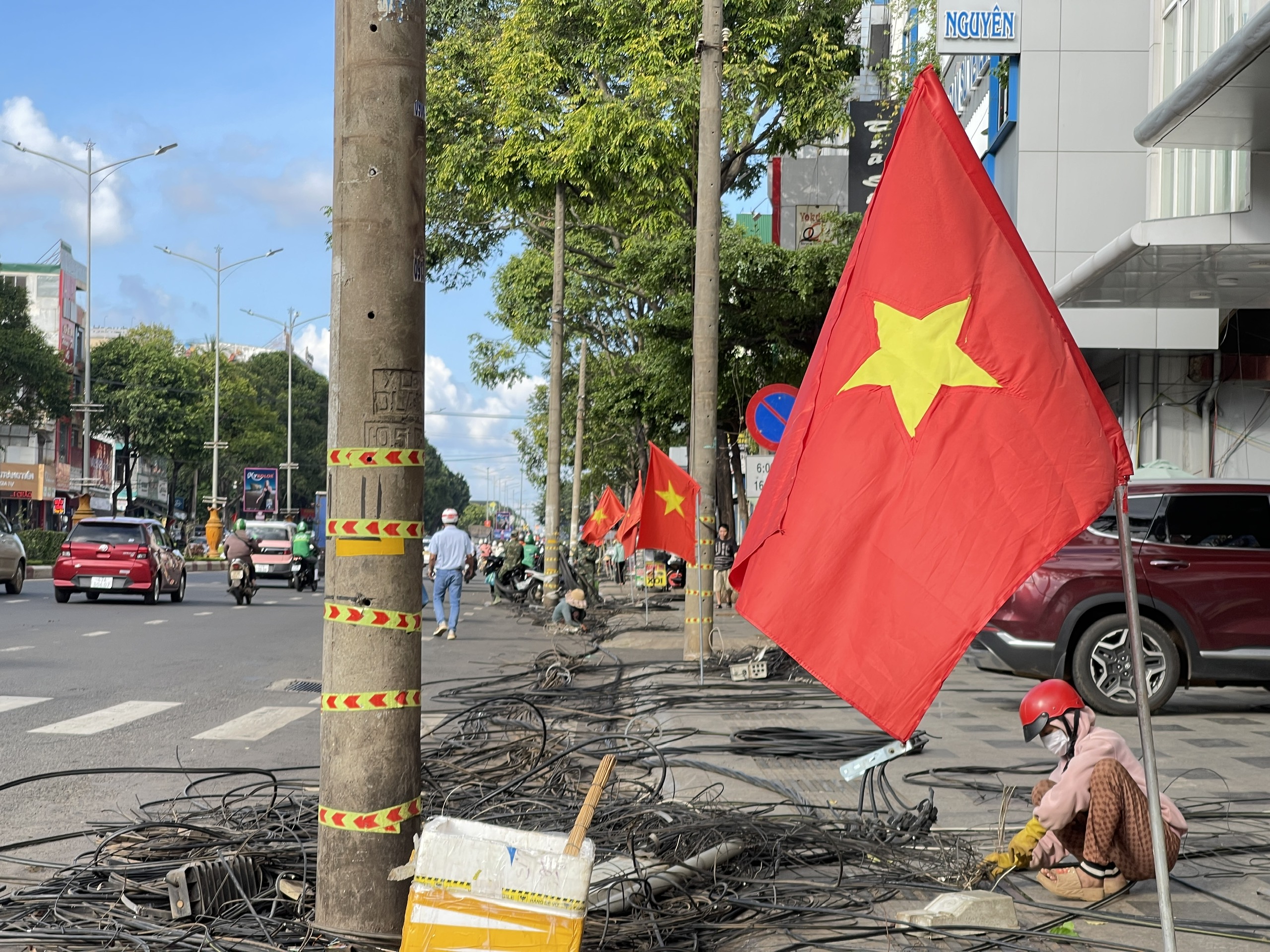 Đắk Lắk: Tháo dỡ hàng loạt trụ điện án ngữ dưới lòng đường - Ảnh 2.