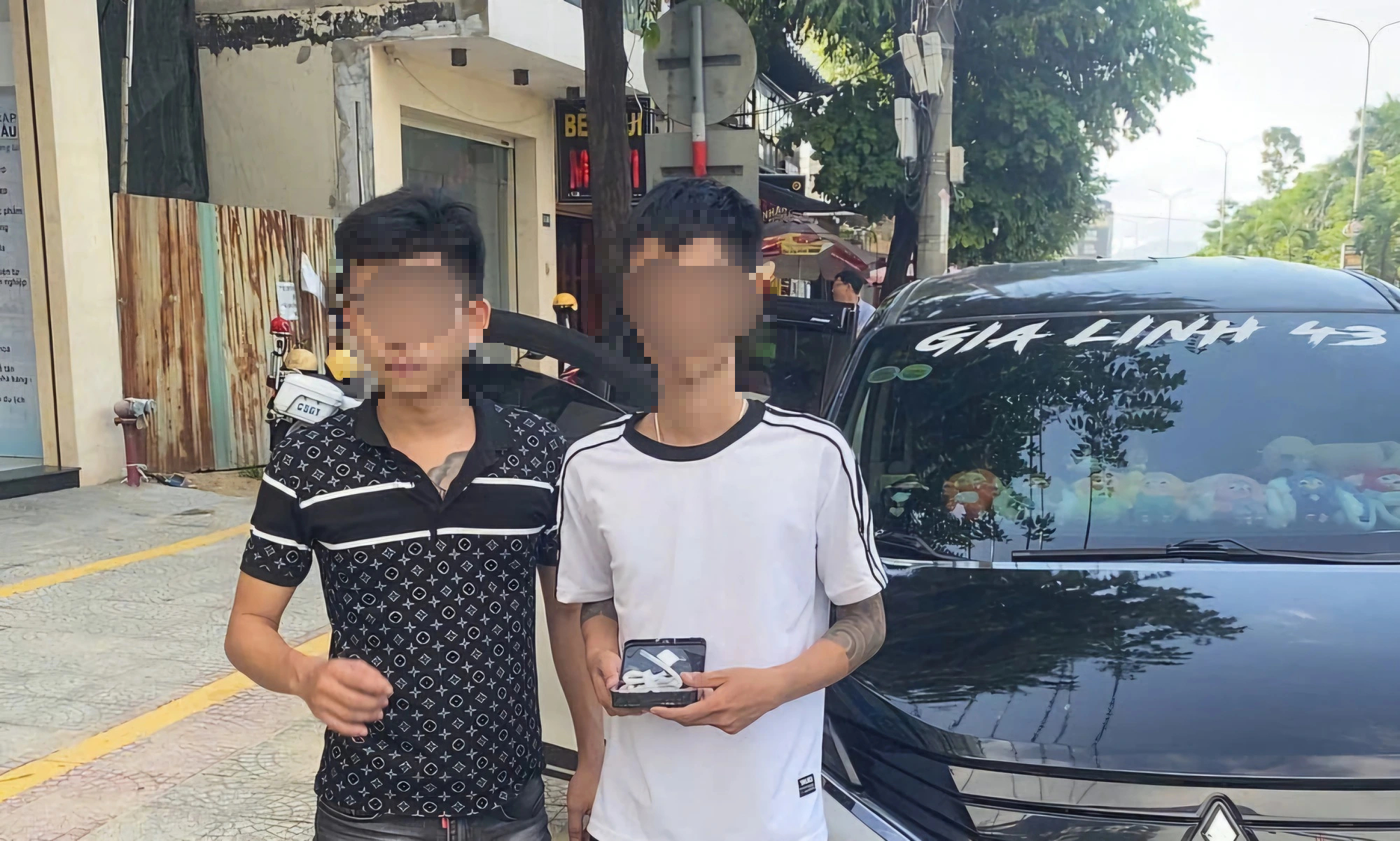 Đà Nẵng: Truy đuổi ô tô thông chốt CSGT, phát hiện 2 người dương tính ma túy- Ảnh 1.