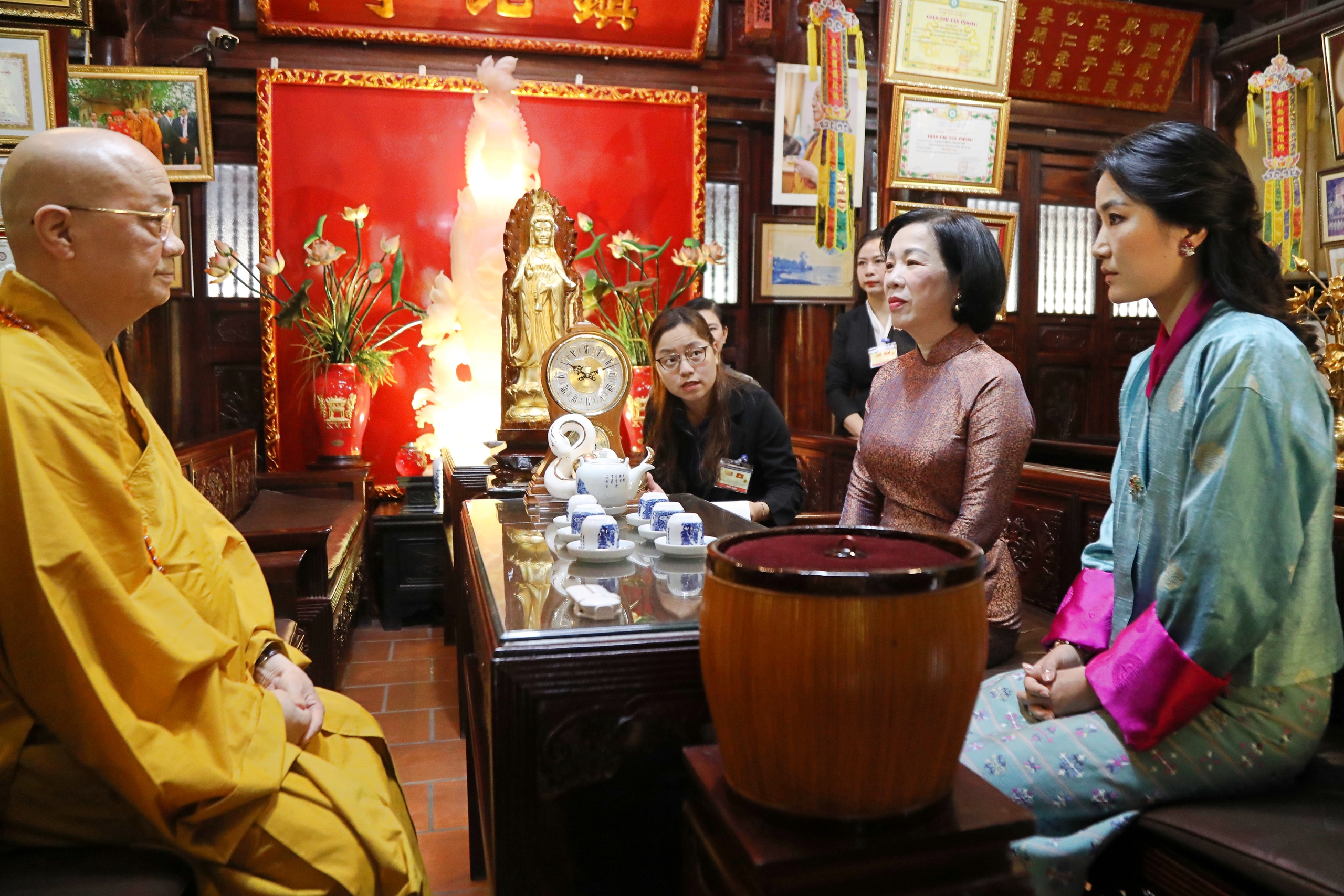 Phu nhân Chủ tịch nước và Hoàng hậu Bhutan thăm chùa Trấn Quốc tại Hà Nội - Ảnh 2.