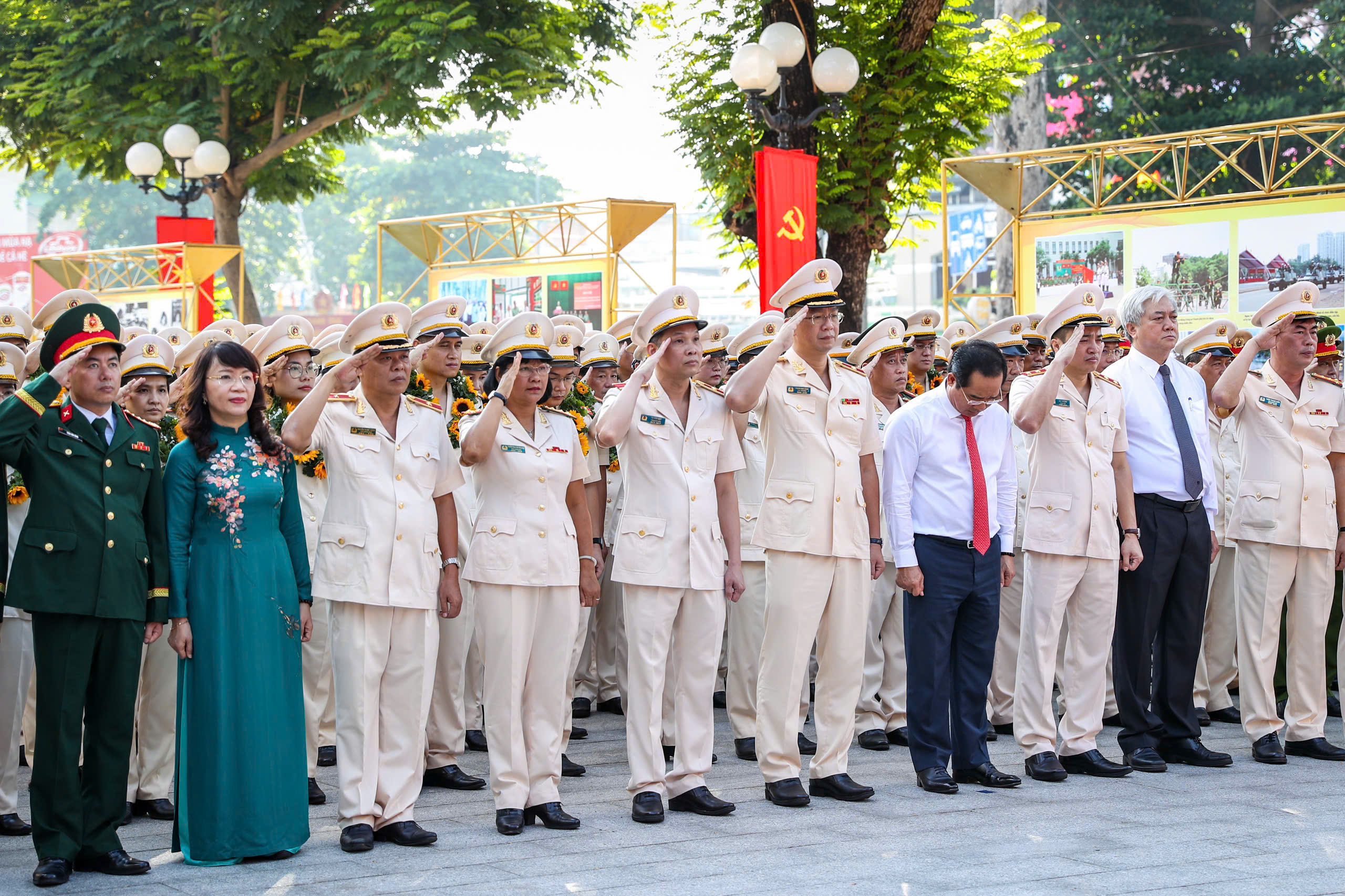 Công an TP.HCM dâng hoa ở Tượng đài Công an nhân dân - Ảnh 4.