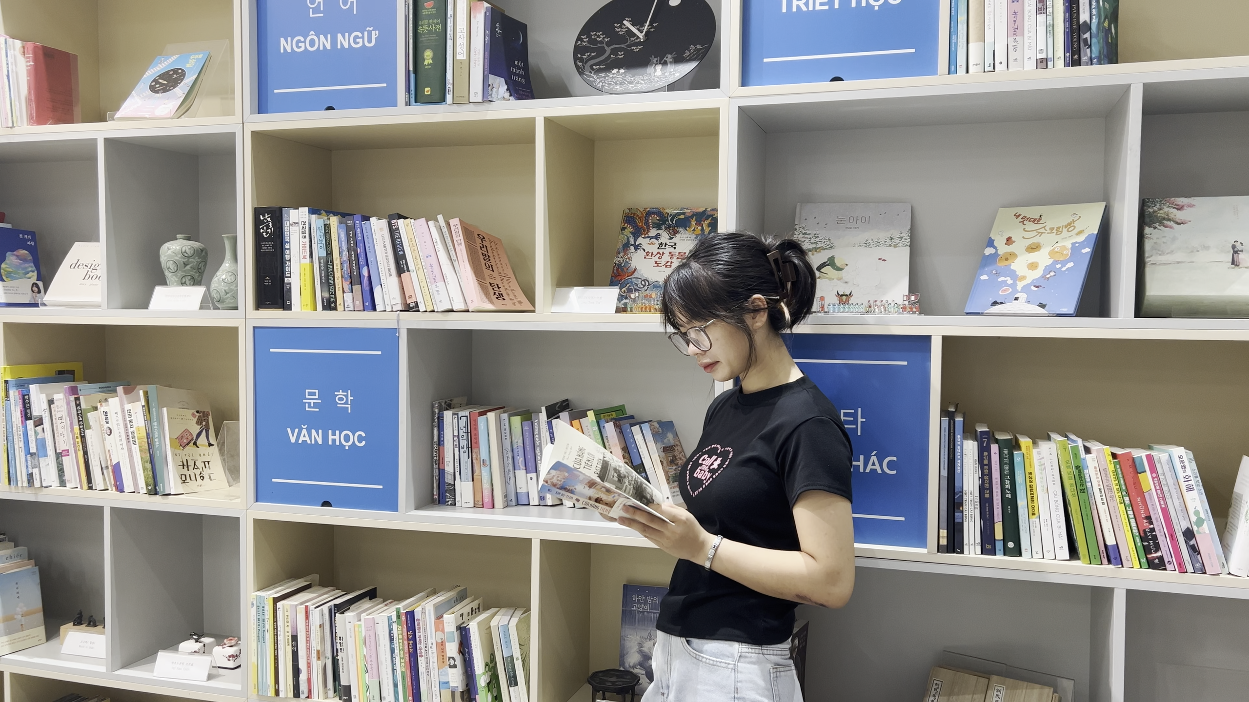 Th&uacute; vị: ngay tại H&agrave; Nội c&oacute; kh&ocirc;ng gian đọc s&aacute;ch m&aacute;t lạnh,  - Ảnh 1.