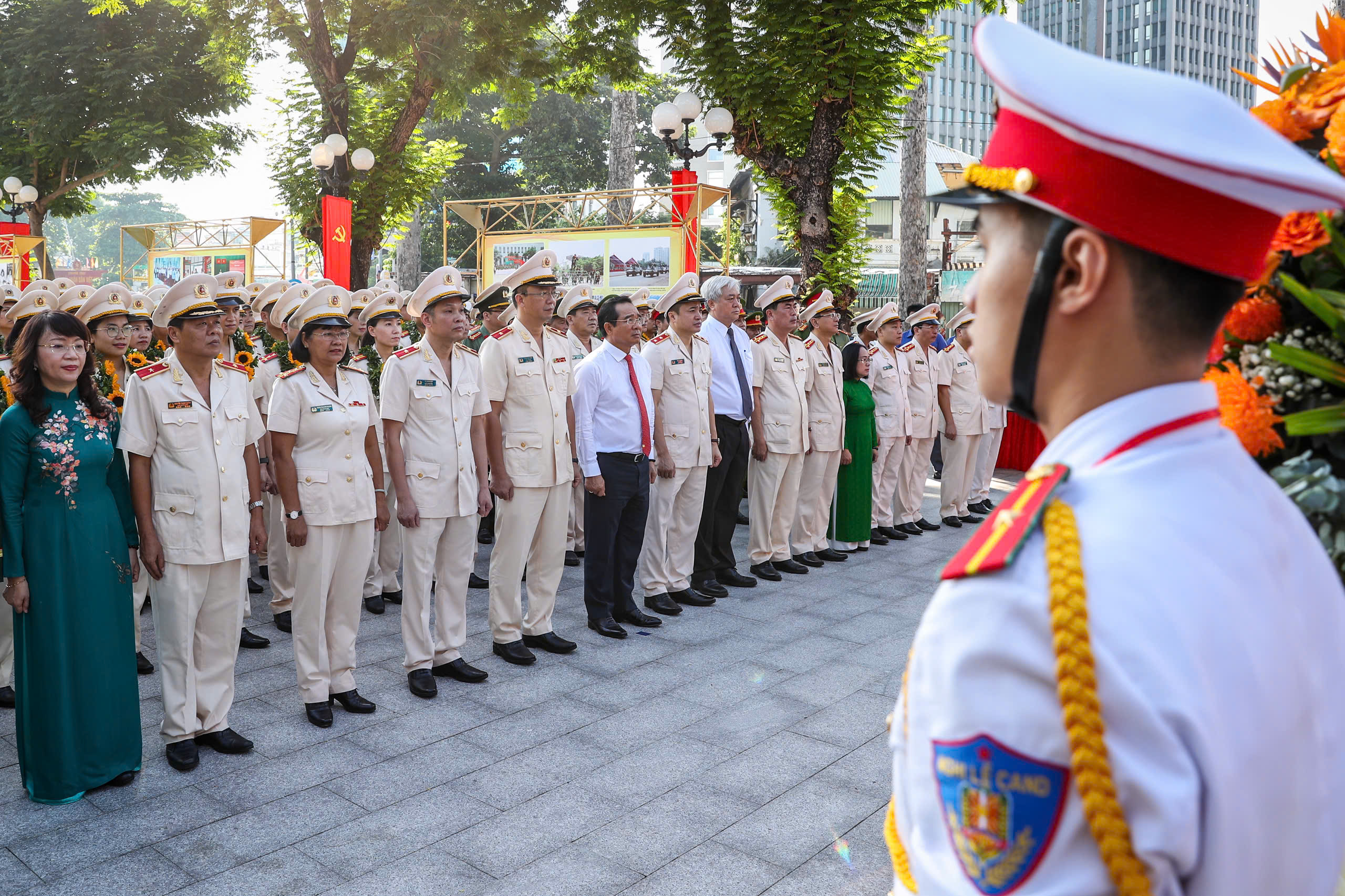 Công an TP.HCM dâng hoa ở Tượng đài Công an nhân dân - Ảnh 5.