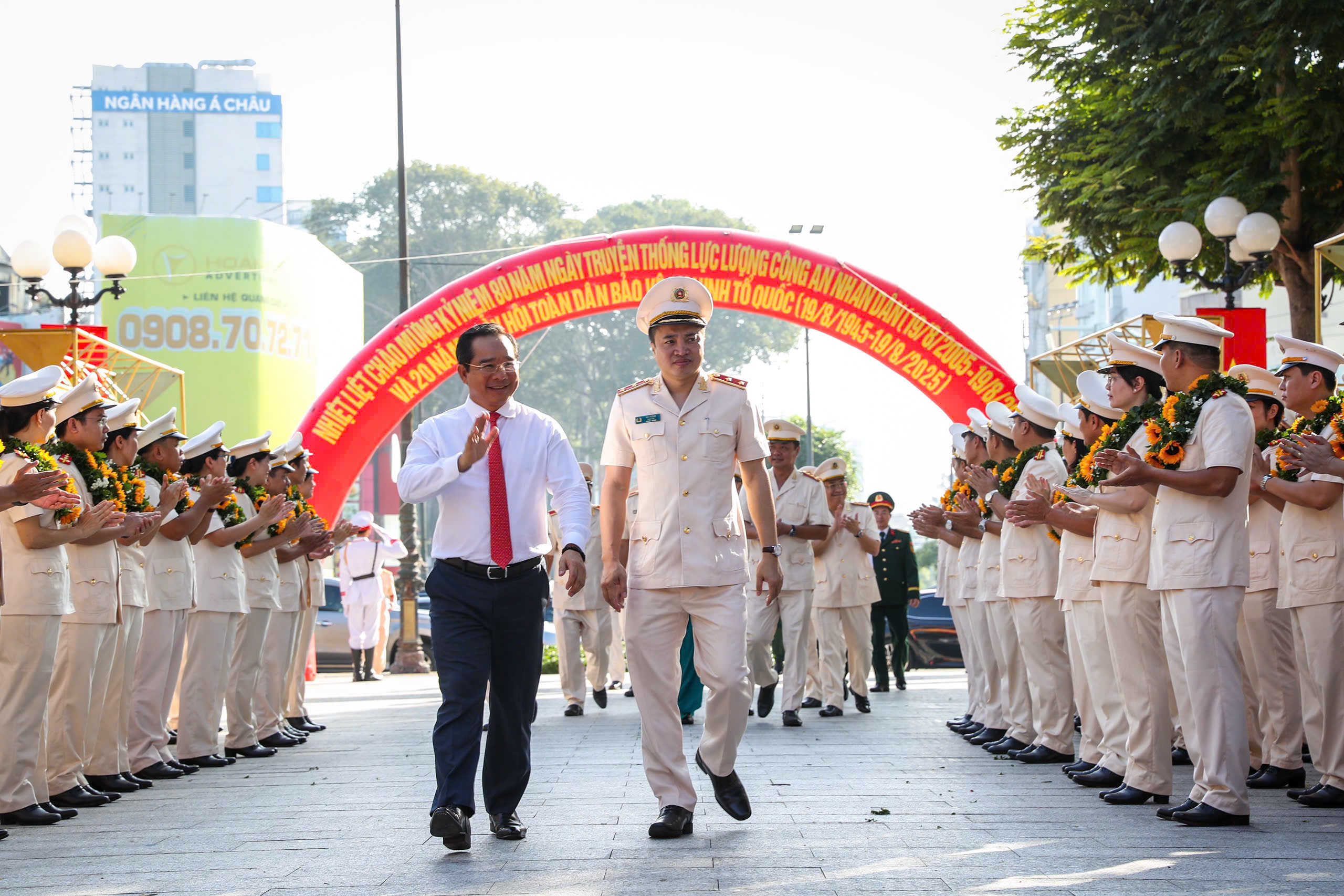 Công an TP.HCM dâng hoa ở Tượng đài Công an nhân dân - Ảnh 1.