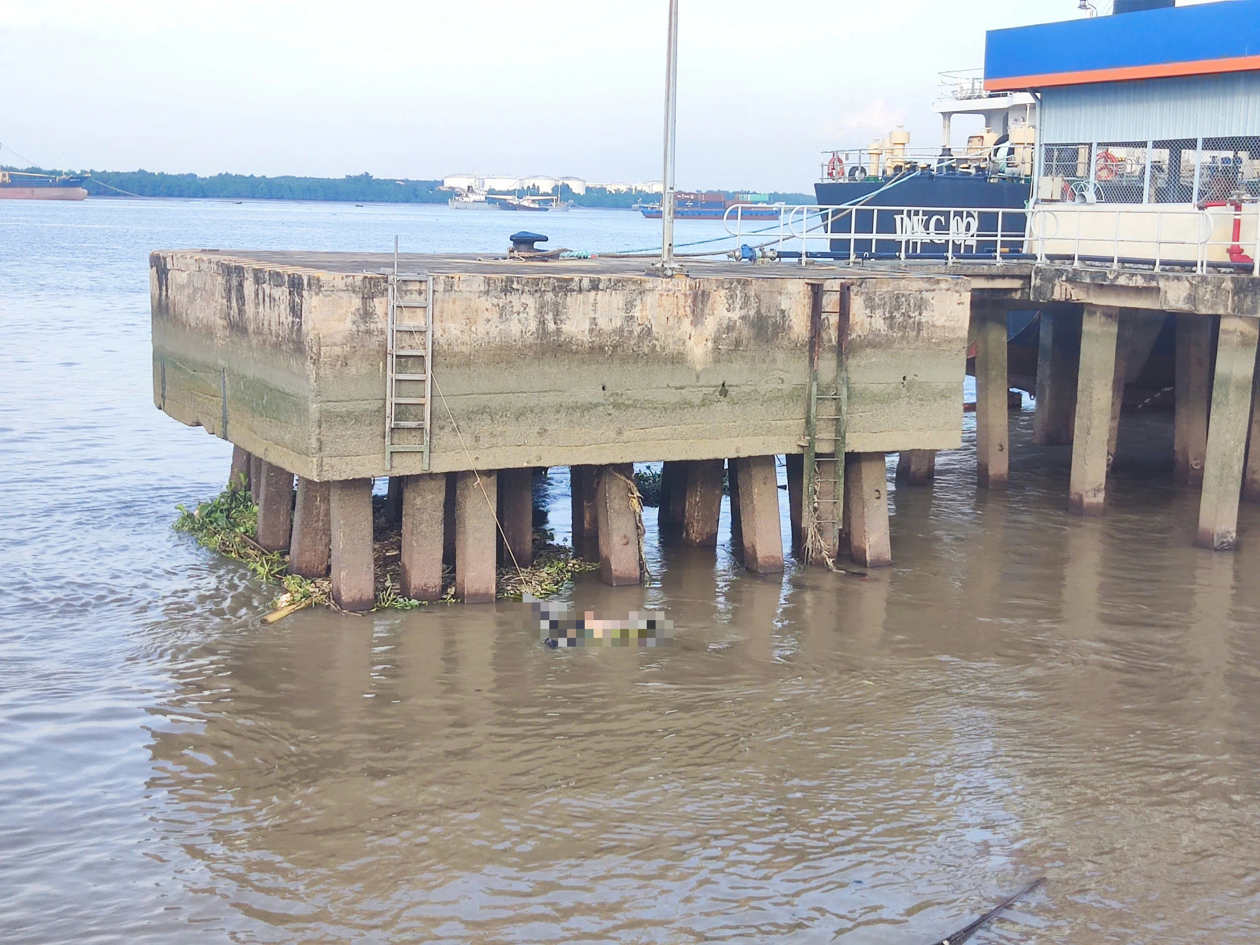 TP.HCM: Đang đi tuần tra phát hiện thi thể người trôi sông Nhà Bè- Ảnh 1.
