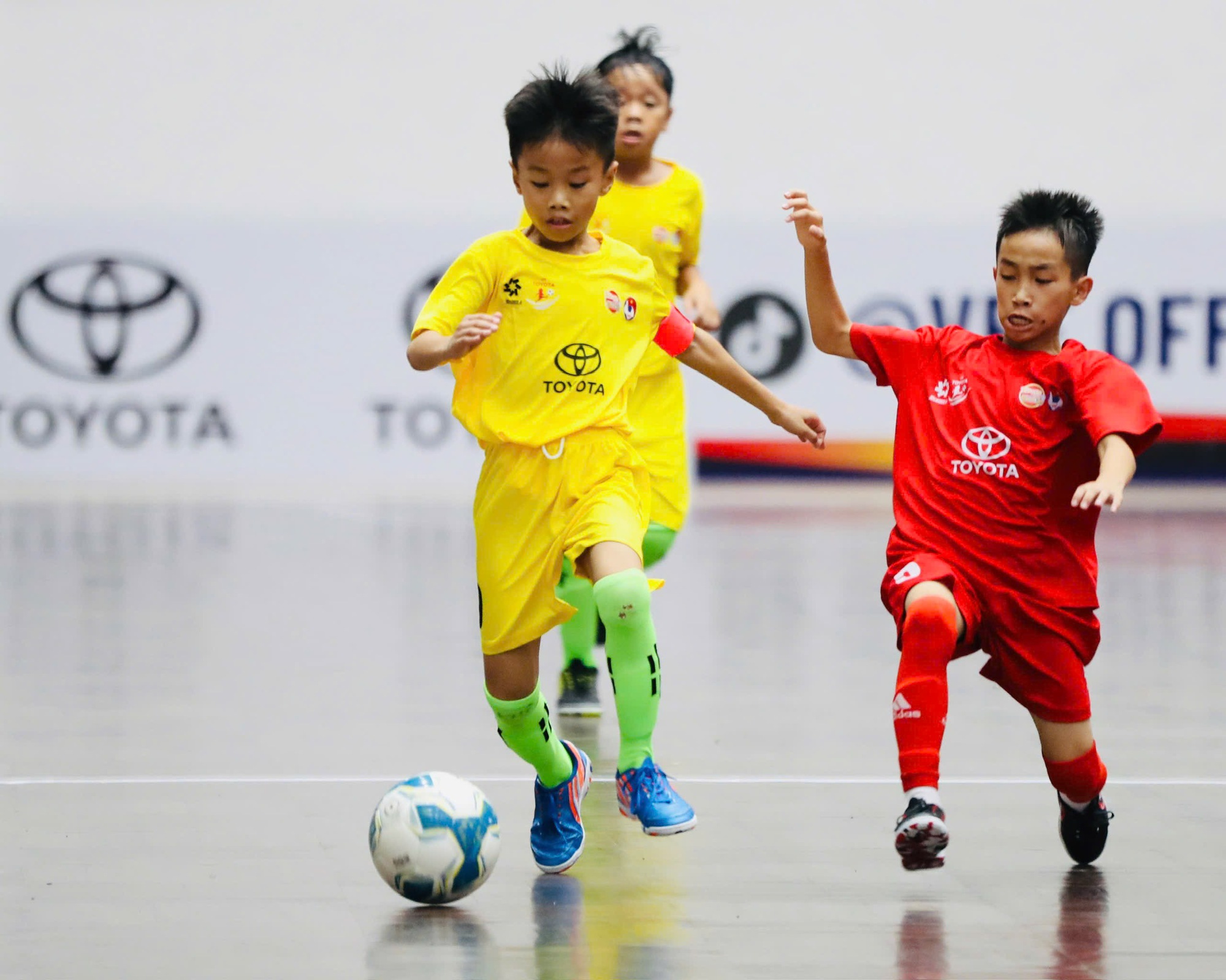 កំណត់ក្រុមចំនួន 8 ដែលចូលដល់វគ្គ 1/4 នៃការប្រកួត Toyota Cup National U.9 Tournament ឆ្នាំ 2025 - រូបថត ១. Xác định 8 đội bóng vào vòng tứ kết giải U.9 toàn quốc Toyota Cup 2025- Ảnh 1.