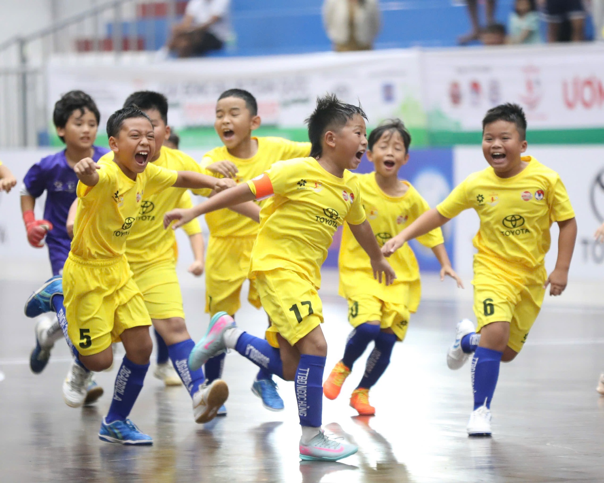 កំណត់ក្រុមចំនួន 8 ដែលចូលដល់វគ្គ 1/4 នៃការប្រកួត Toyota Cup National U.9 Tournament ឆ្នាំ 2025 - រូបថត 2 ។ Xác định 8 đội bóng vào vòng tứ kết giải U.9 toàn quốc Toyota Cup 2025- Ảnh 2.