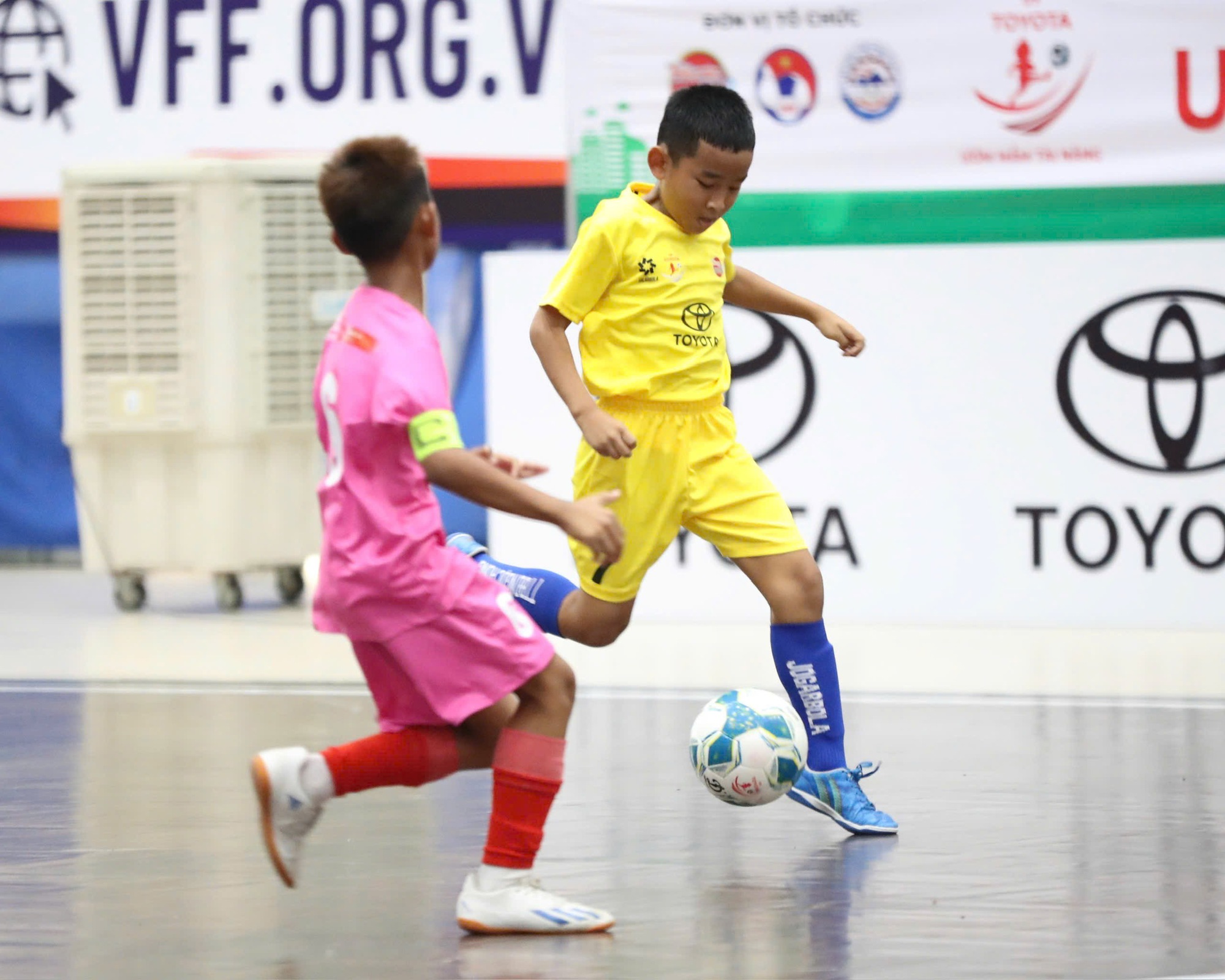 កំណត់ក្រុមចំនួន 8 ដែលចូលដល់វគ្គ 1/4 នៃការប្រកួត Toyota Cup National U.9 Tournament ឆ្នាំ 2025 - រូបថត 4. Xác định 8 đội bóng vào vòng tứ kết giải U.9 toàn quốc Toyota Cup 2025- Ảnh 4.