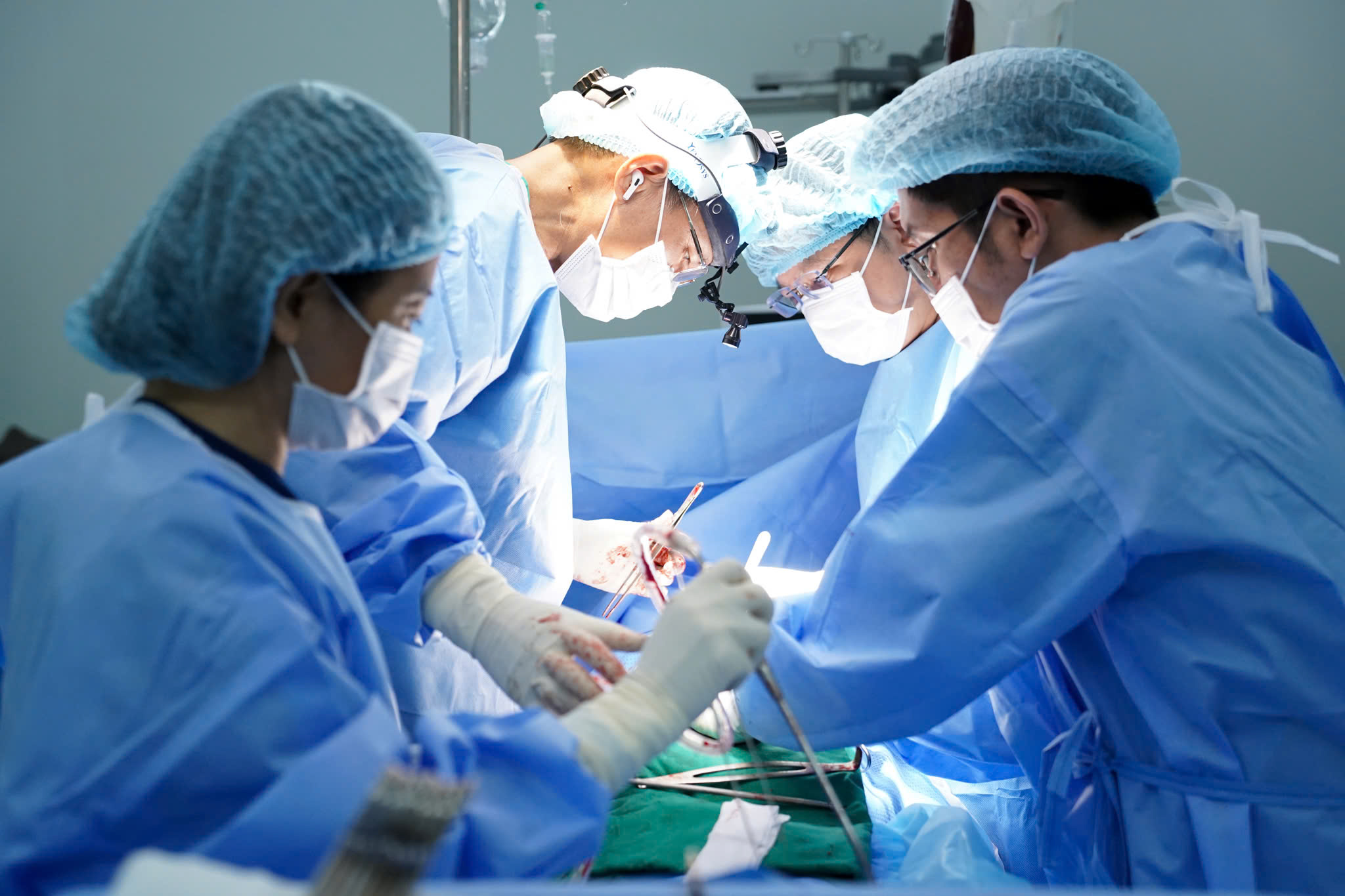 Khối U Khổng Lồ Bóp Nghẹt Khí Quản, Xâm Lấn Toàn Bộ Tuyến Giáp Của Cụ Ông 2 Khối U Khổng Lồ Bóp Nghẹt Khí Quản, Xâm Lấn Toàn Bộ Tuyến Giáp Của Cụ Ông - Ảnh 2.