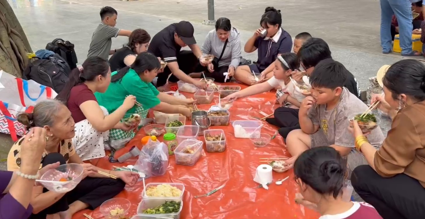 Gia đình mang hơn chục ký đồ ăn khi du lịch tại Suối Tiên trong 5 giờ - Ảnh 1.