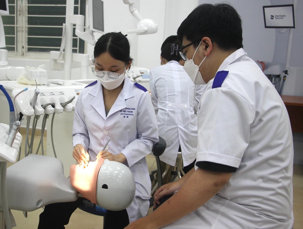 Nguồn tuyển ngành sức khỏe bị đe dọa khi học sinh ít chọn môn sinh - Ảnh 1.