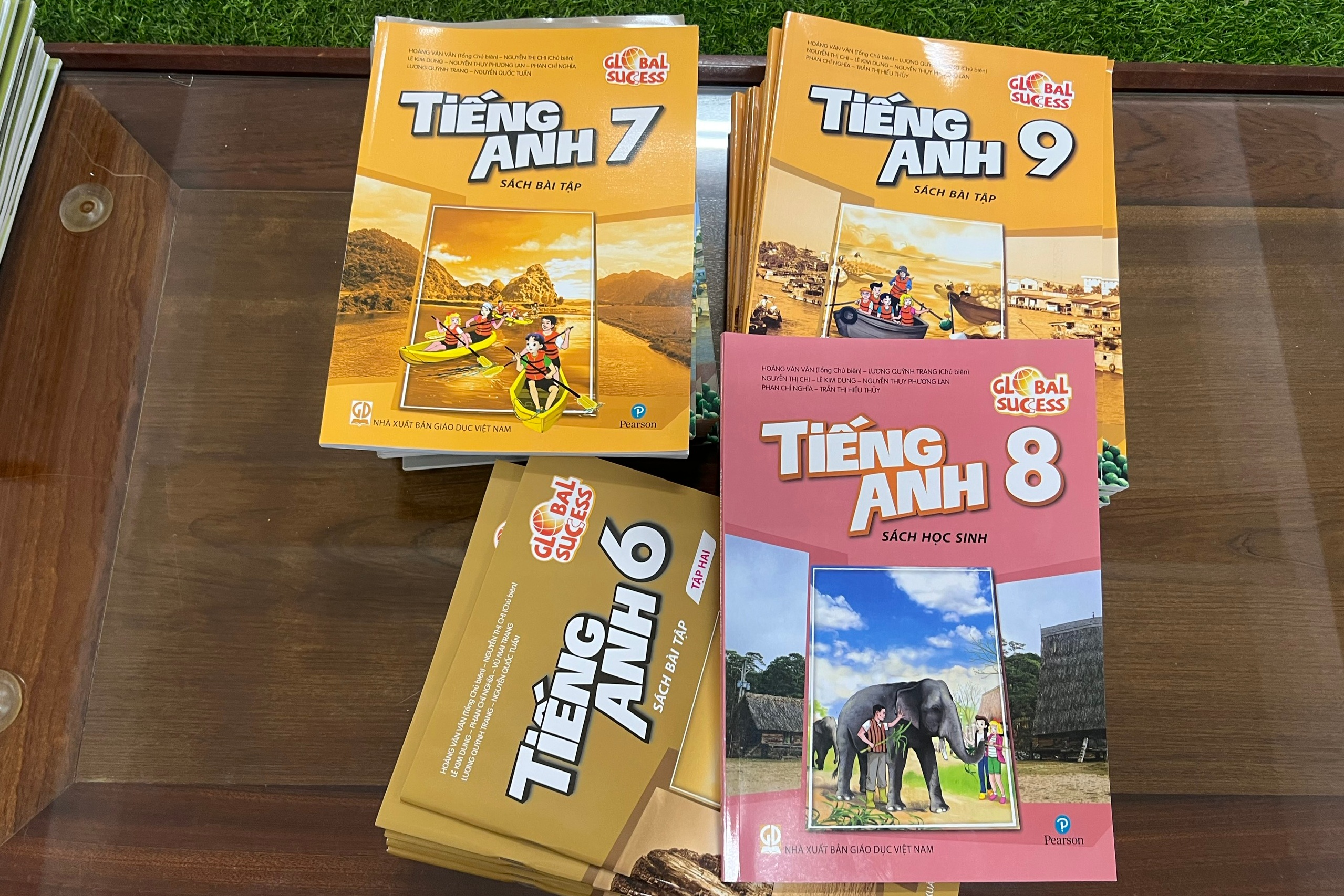 Công an vào cuộc vụ nghi sách giả ở Hà Nội - Ảnh 1.