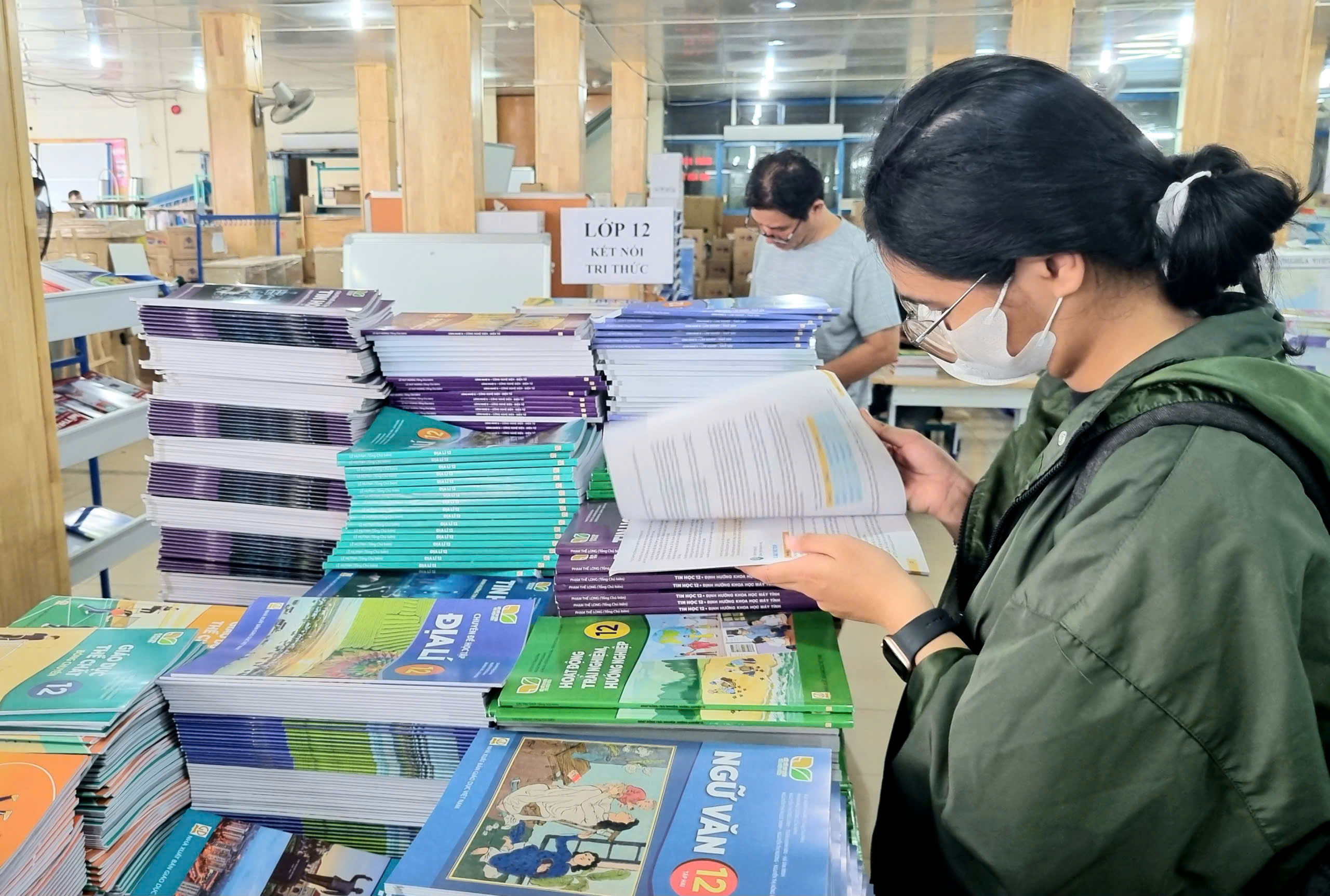 Để giáo viên, học sinh không quá lệ thuộc vào sách giáo khoa - Ảnh 2.