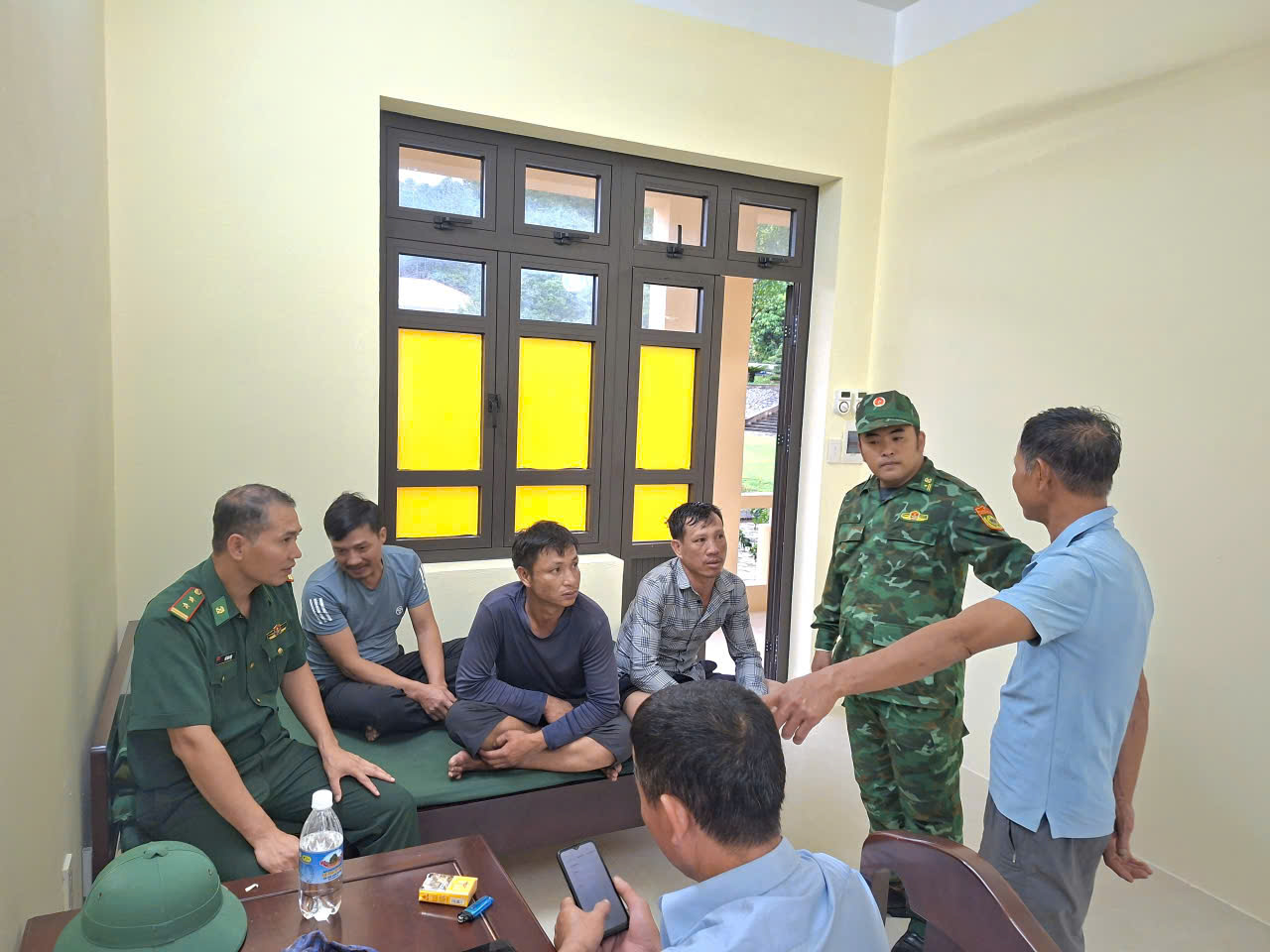 Ba tàu chìm liên tiếp trên biển Quảng Ninh, 15 thuyền viên thoát nạn trong gang tấc  - Ảnh 2.