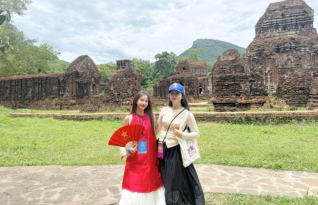 Kiều bào trẻ về quê hương học tập và khẳng định bản sắc văn hóa dân tộc - Ảnh 1. Kiều bào trẻ về quê hương học tập và khẳng định bản sắc văn hóa dân tộc - Ảnh 1.
