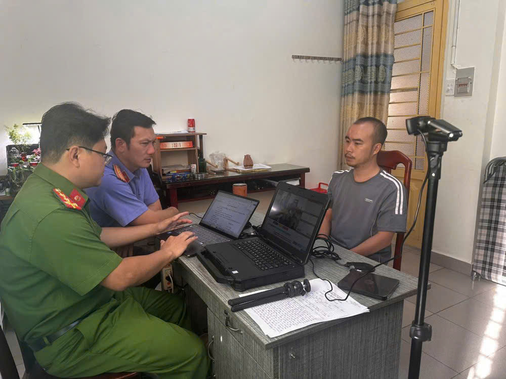 Công an TP.HCM ra lệnh bắt khẩn cấp kẻ cướp giật tiệm vàng- Ảnh 1. Công an TP.HCM ra lệnh bắt khẩn cấp kẻ cướp giật tiệm vàng- Ảnh 1.