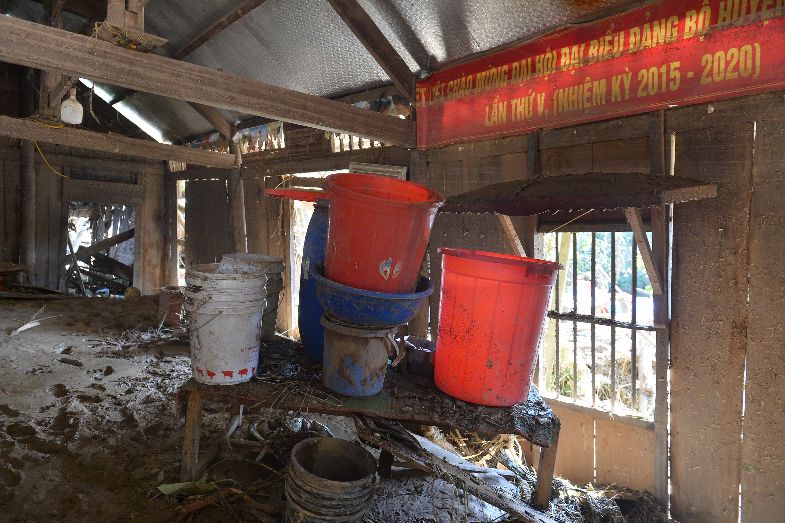 Bản l&agrave;ng ở Điện Bi&ecirc;n tan hoang sau cơn lũ dữ - Ảnh 10.