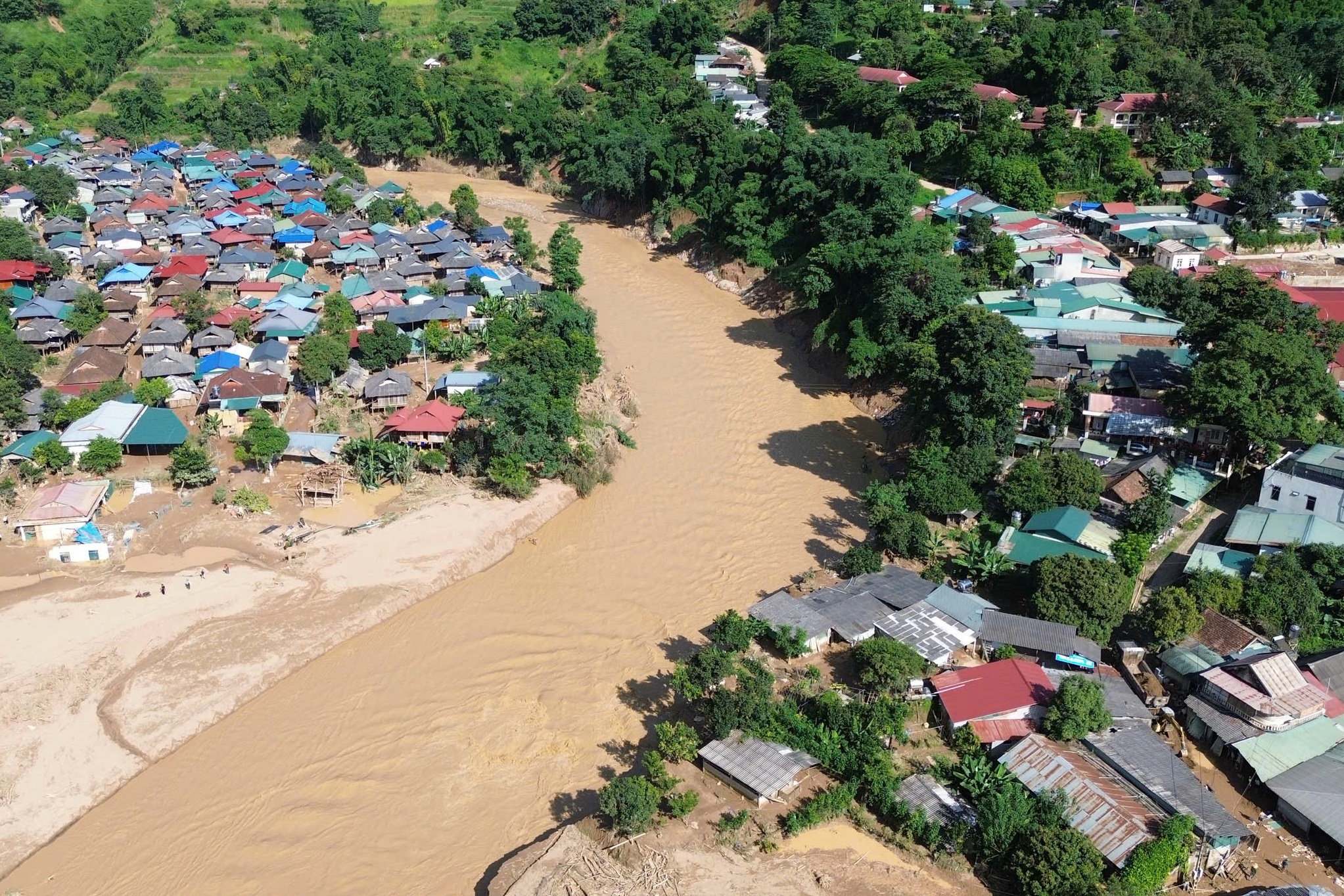 Bản l&agrave;ng ở Điện Bi&ecirc;n tan hoang sau cơn lũ dữ - Ảnh 3.