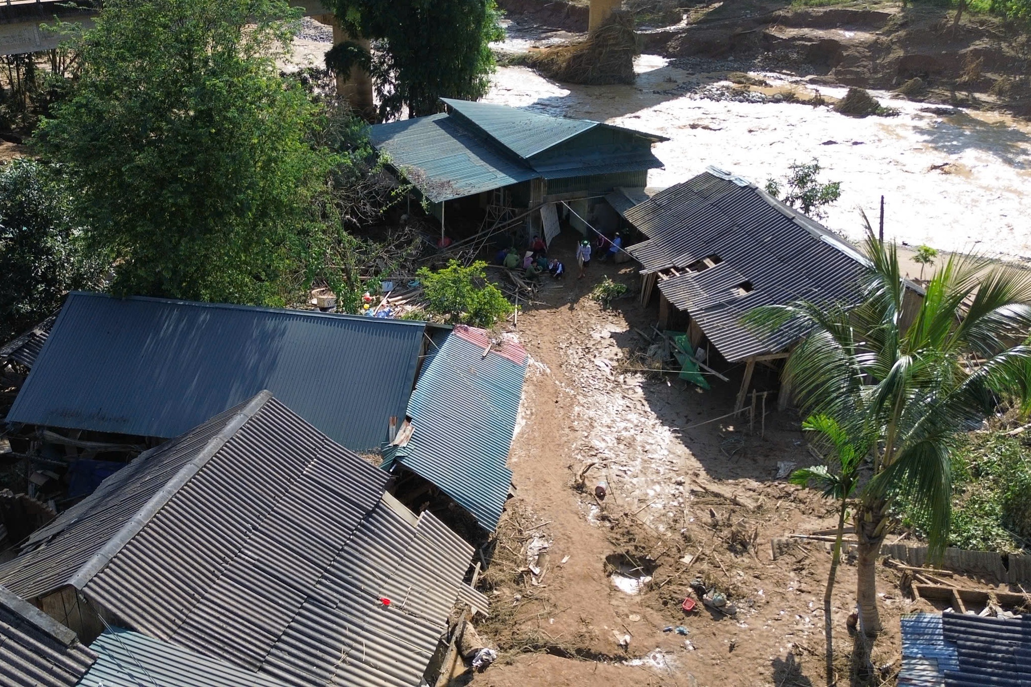 Bản l&agrave;ng ở Điện Bi&ecirc;n tan hoang sau cơn lũ dữ - Ảnh 1.