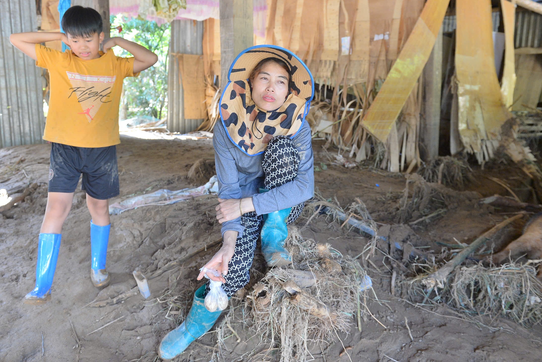 Bản l&agrave;ng ở Điện Bi&ecirc;n tan hoang sau cơn lũ dữ - Ảnh 8.