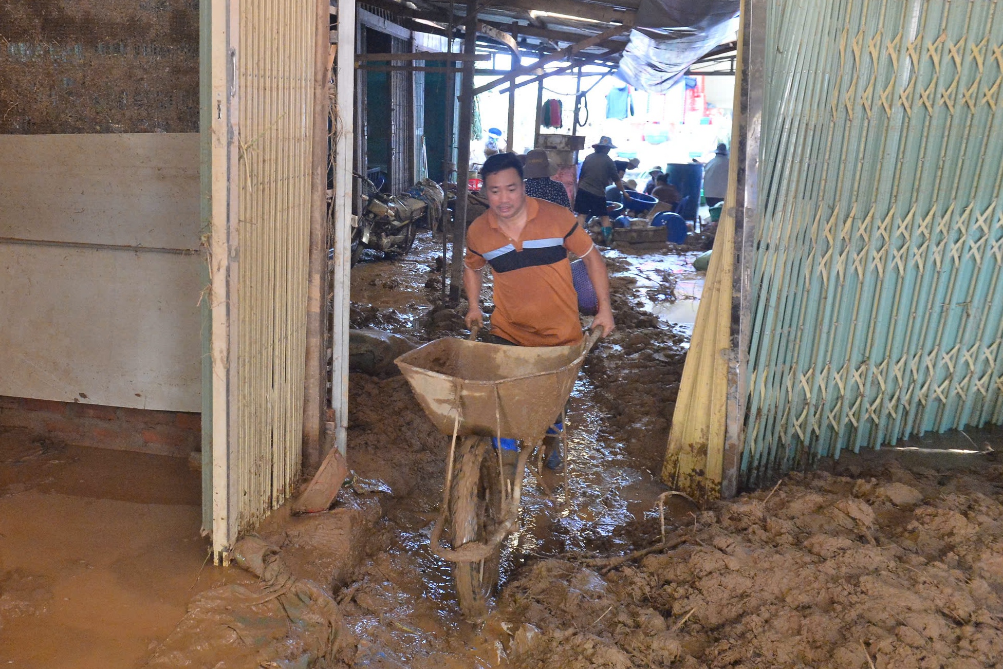 Bản l&agrave;ng ở Điện Bi&ecirc;n tan hoang sau cơn lũ dữ - Ảnh 7.