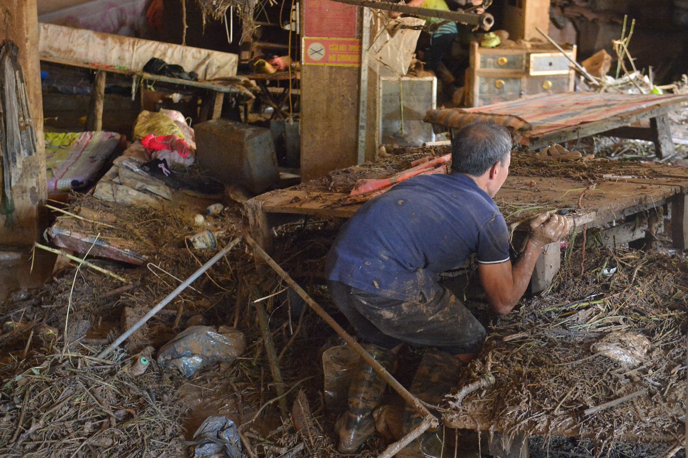 Bản l&agrave;ng ở Điện Bi&ecirc;n tan hoang sau cơn lũ dữ - Ảnh 5.