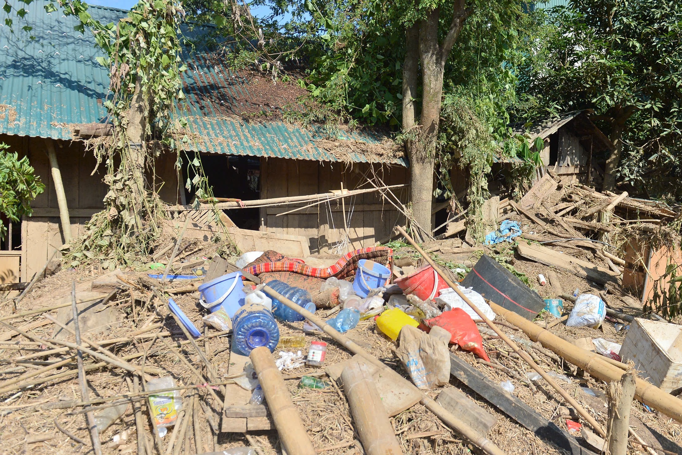 Bản l&agrave;ng ở Điện Bi&ecirc;n tan hoang sau cơn lũ dữ - Ảnh 11.