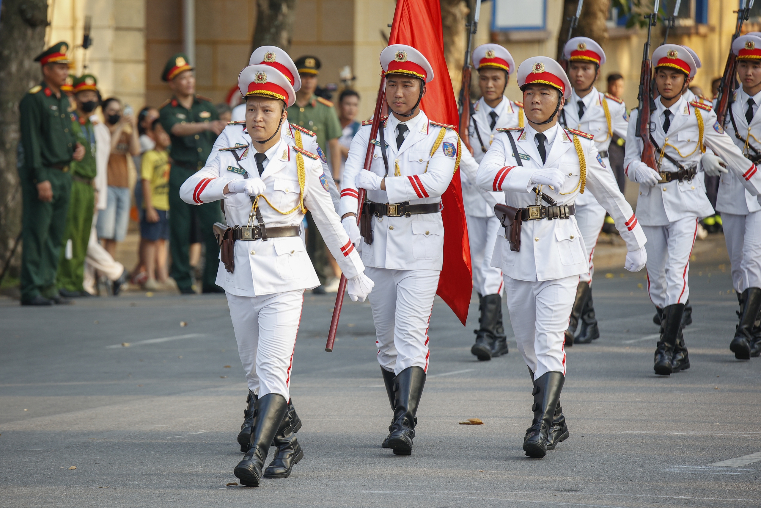 Chiến sĩ đặc nhiệm trình diễn đấu súng, đu dây trên phố đi bộ Hồ Gươm - Ảnh 24.