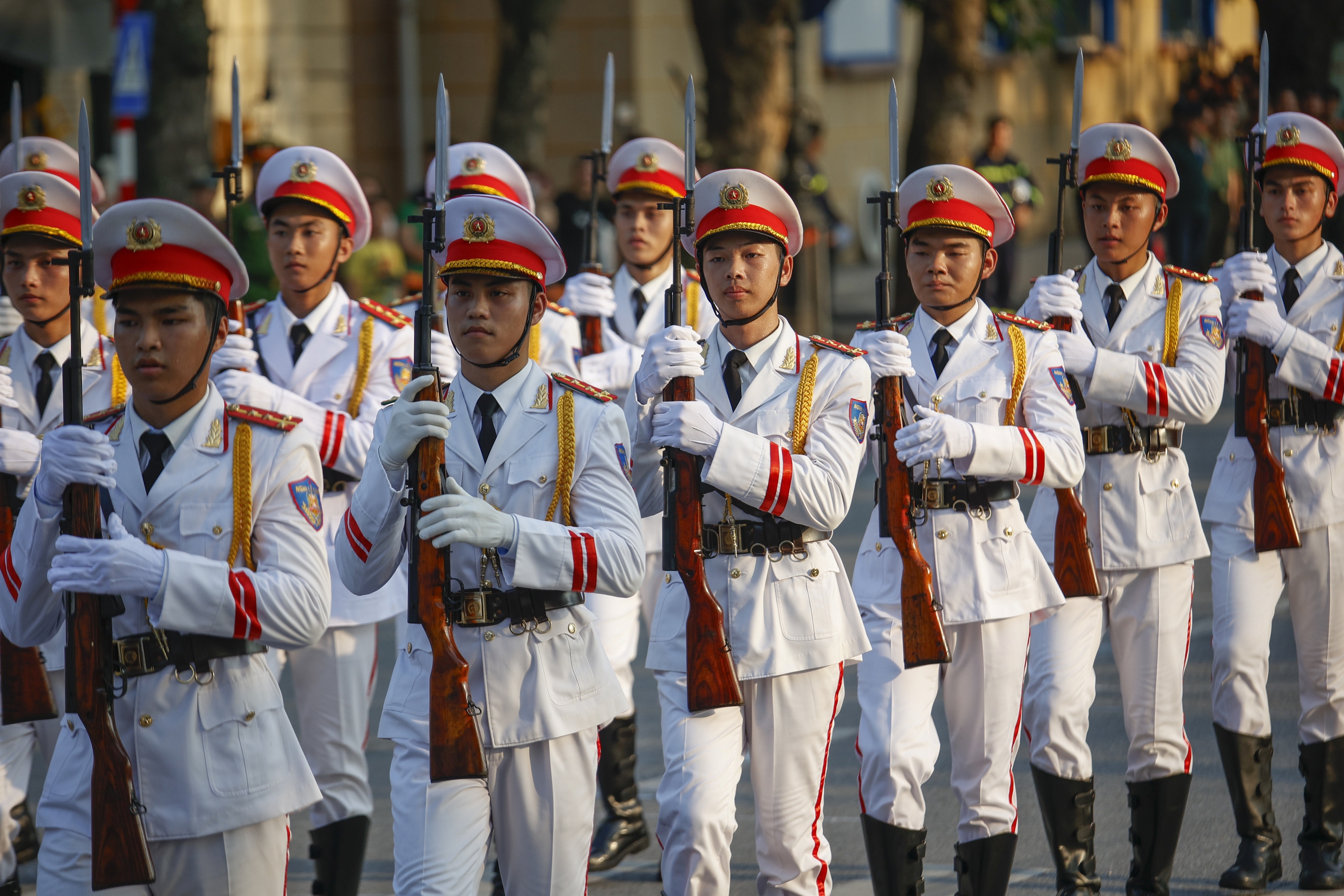 Chiến sĩ đặc nhiệm trình diễn đấu súng, đu dây trên phố đi bộ Hồ Gươm - Ảnh 25.