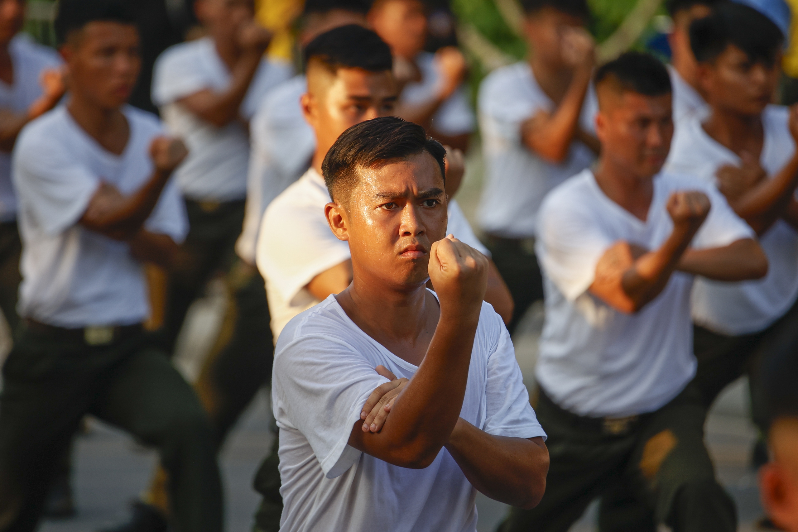 Chiến sĩ đặc nhiệm trình diễn đấu súng, đu dây trên phố đi bộ Hồ Gươm - Ảnh 16.