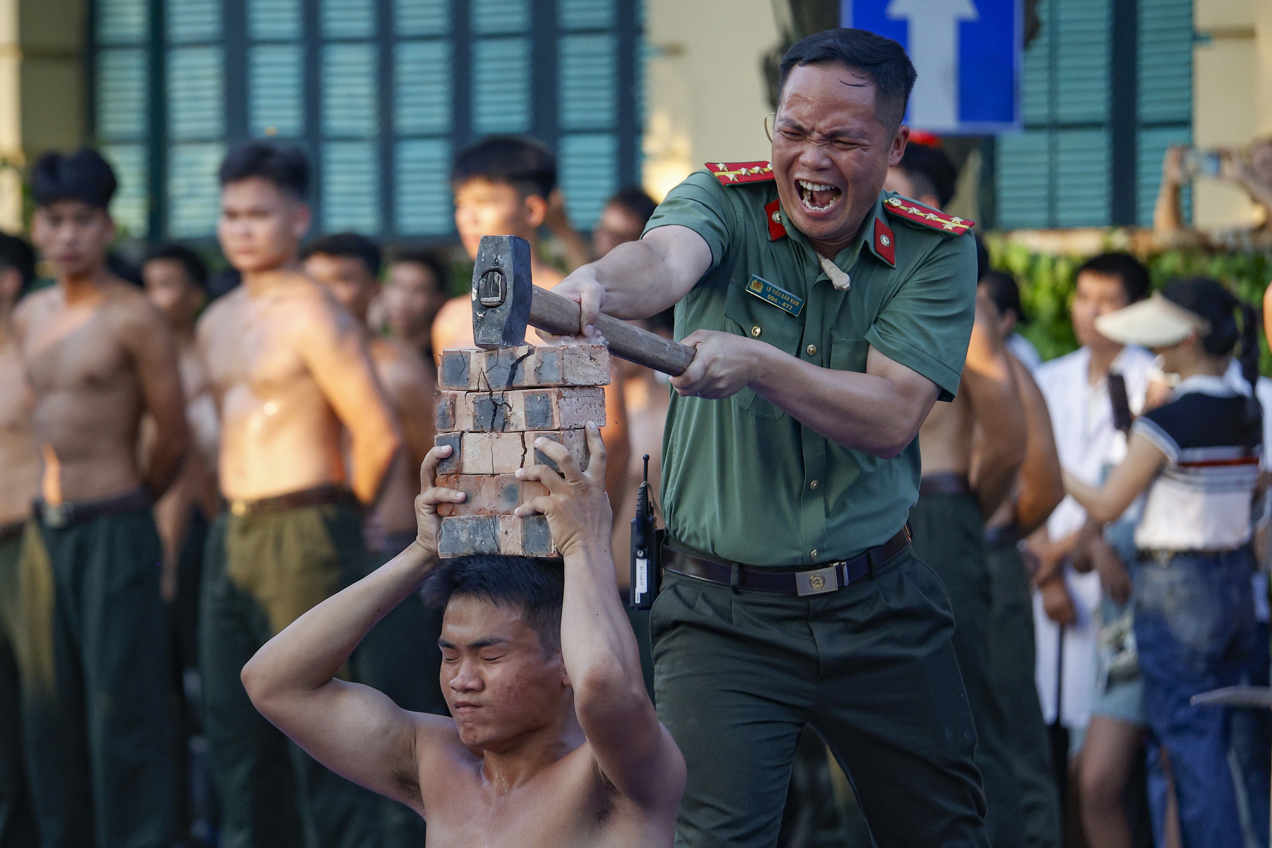 Chiến sĩ đặc nhiệm trình diễn đấu súng, đu dây trên phố đi bộ Hồ Gươm - Ảnh 13.