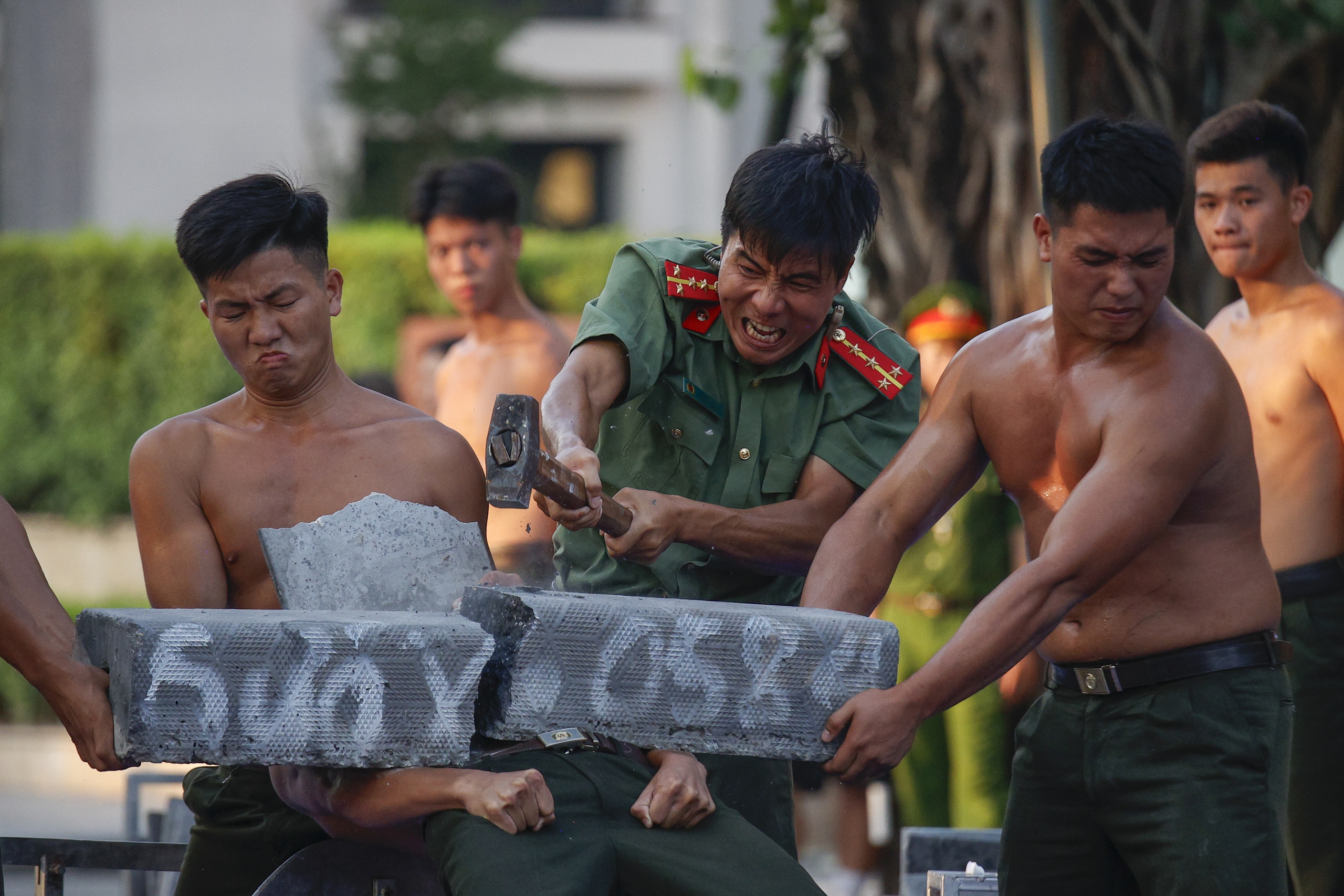 Chiến sĩ đặc nhiệm trình diễn đấu súng, đu dây trên phố đi bộ Hồ Gươm - Ảnh 14.