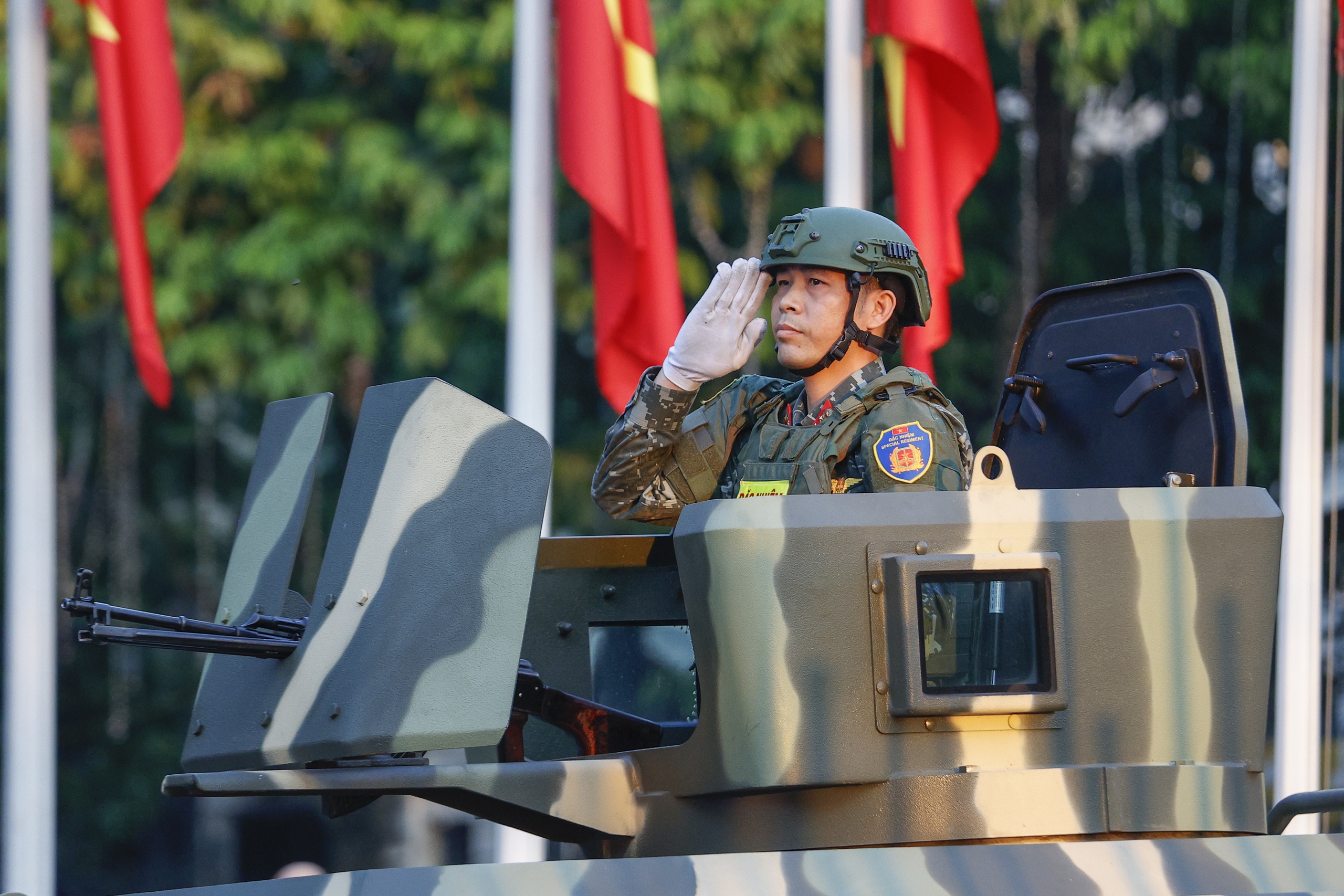 Chiến sĩ đặc nhiệm trình diễn đấu súng, đu dây trên phố đi bộ Hồ Gươm - Ảnh 20.