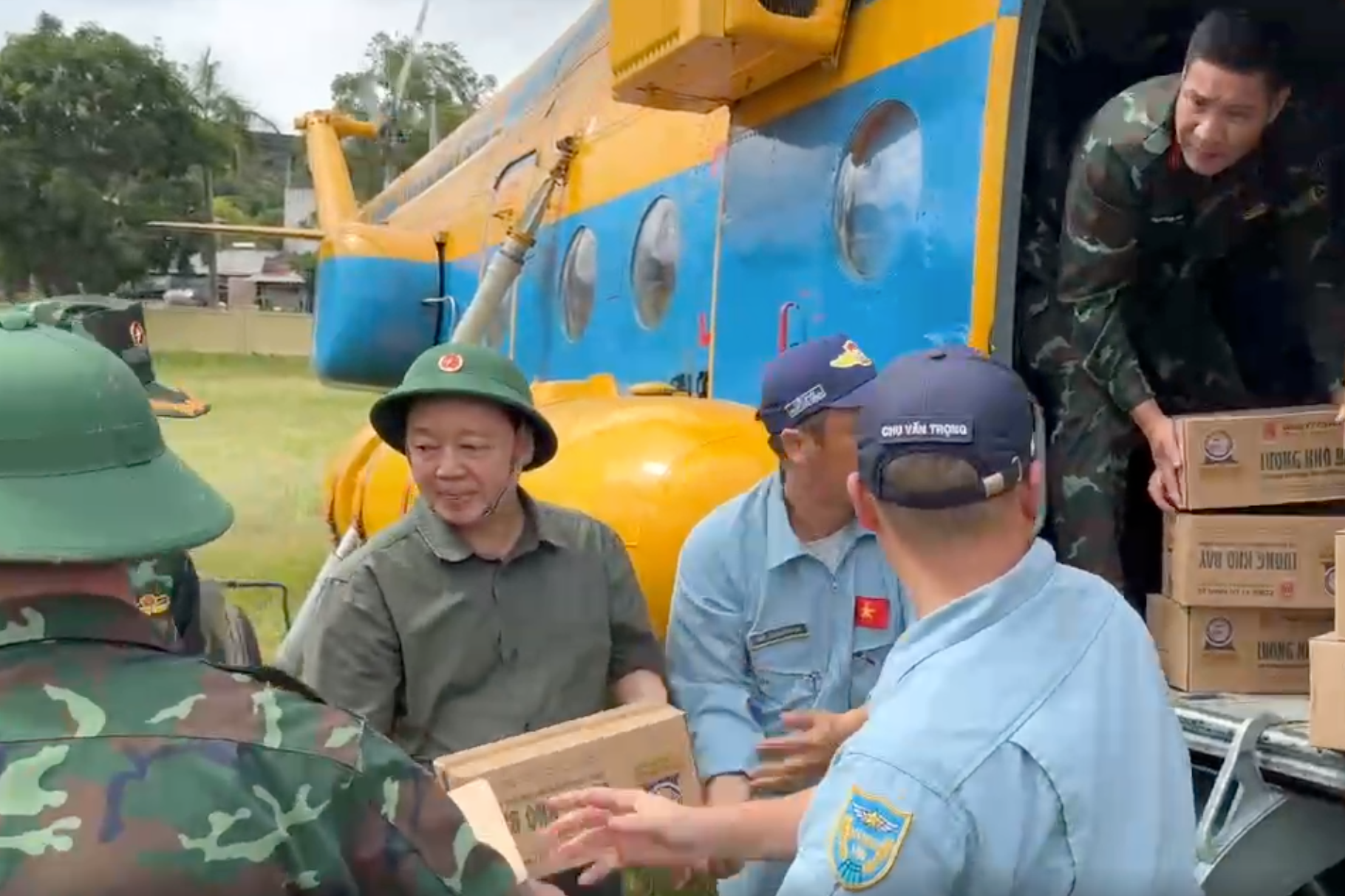 'Dầm mình' trong bùn non khắc phục hậu quả sau lũ quét ở Điện Biên - Ảnh 6.