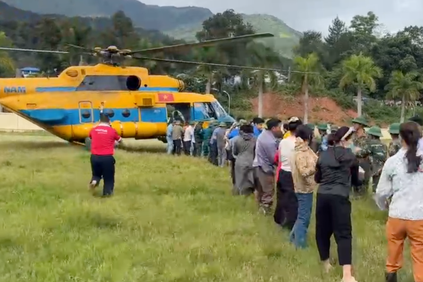 'Dầm mình' trong bùn non khắc phục hậu quả sau lũ quét ở Điện Biên - Ảnh 7.